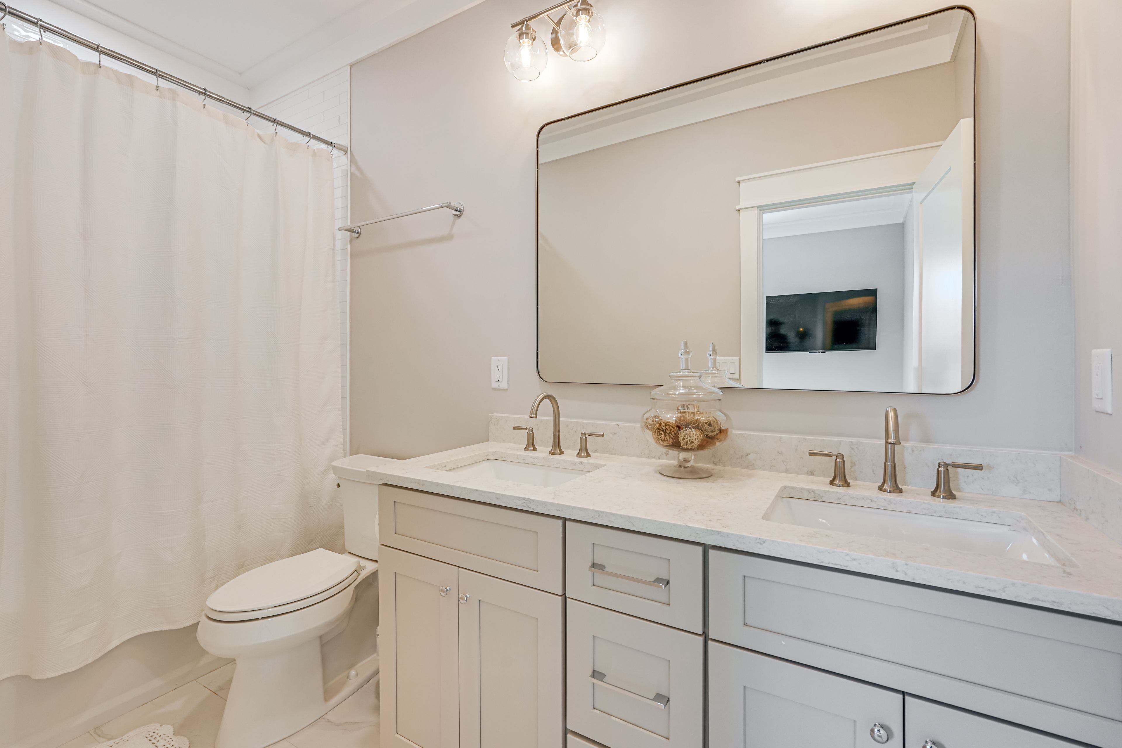 Full Bath | 2nd Floor