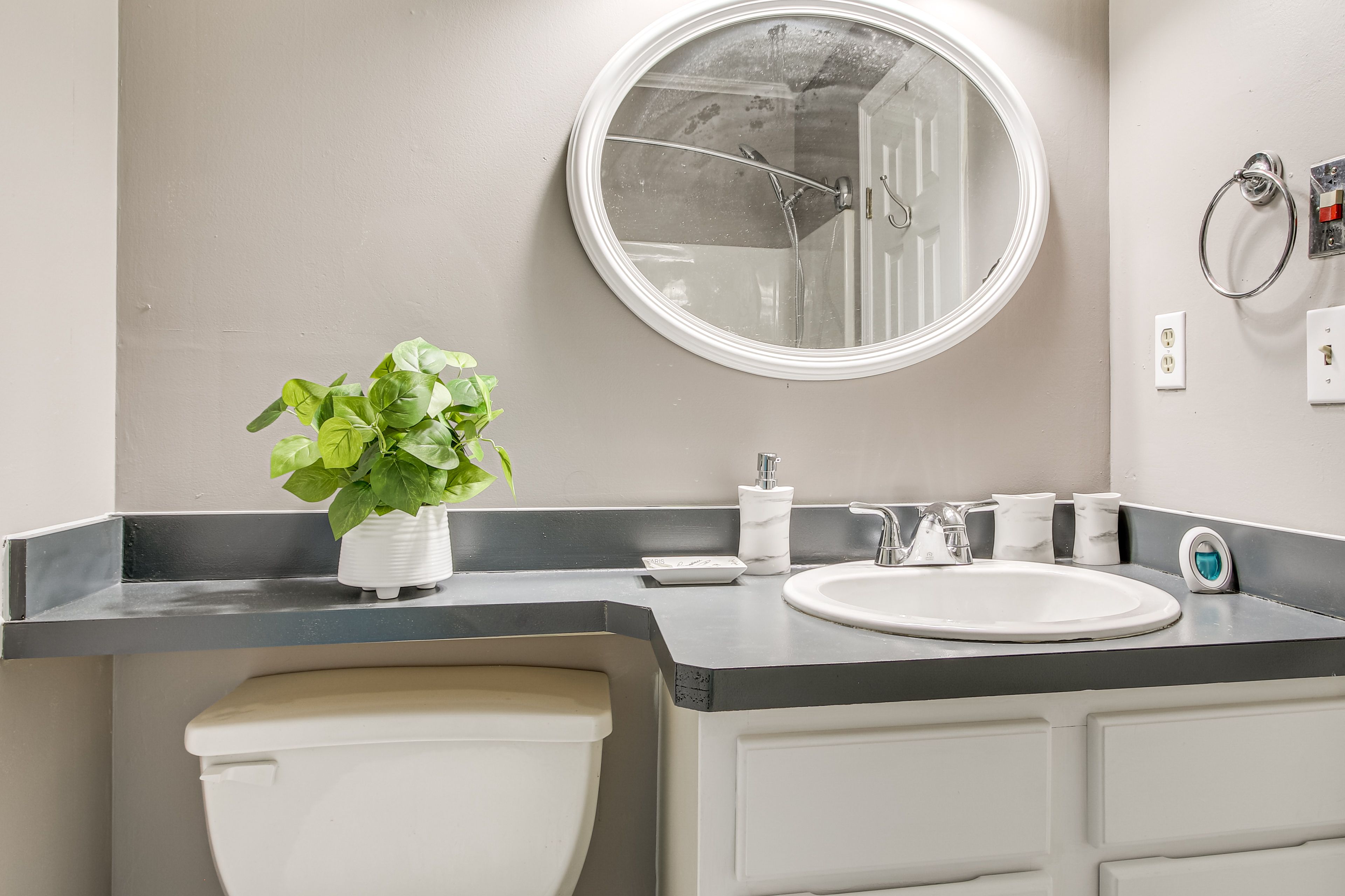 Full Bathroom | 1st Floor | Shower/Tub Combo
