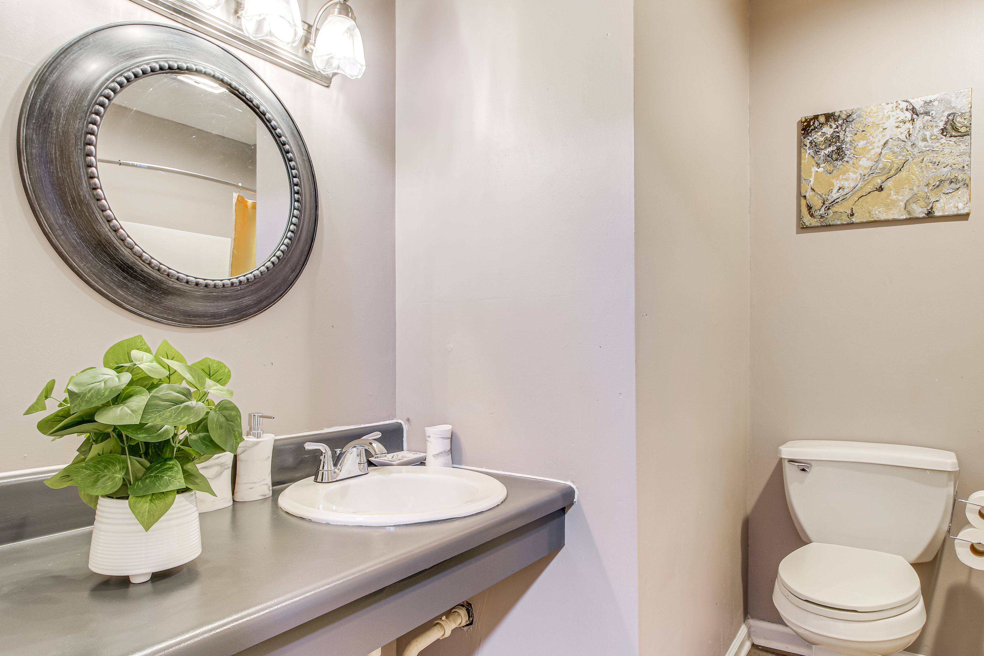 Full Bathroom | 2nd Floor | Towels Provided