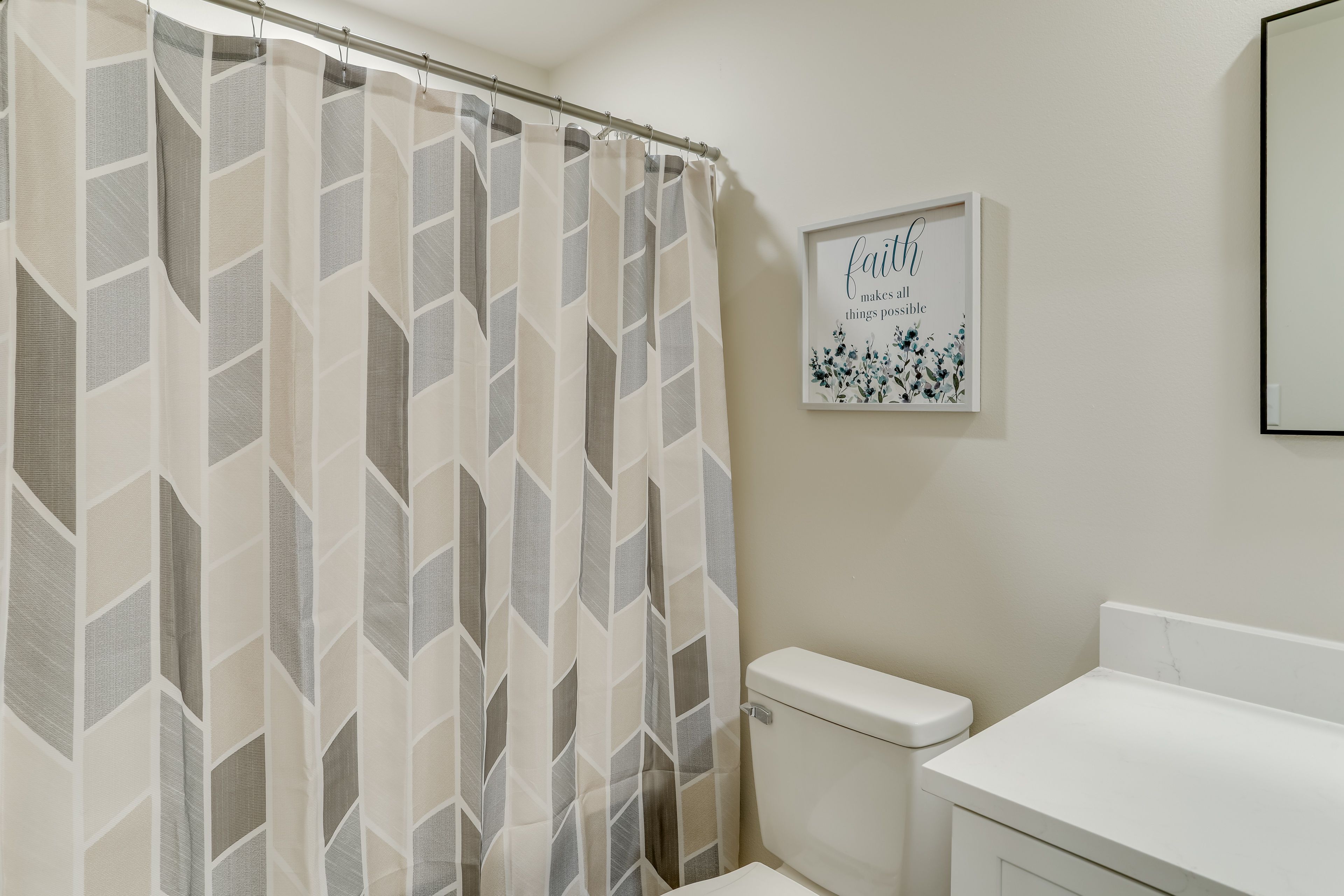 Full Bathroom | 1st Floor | Towels Provided