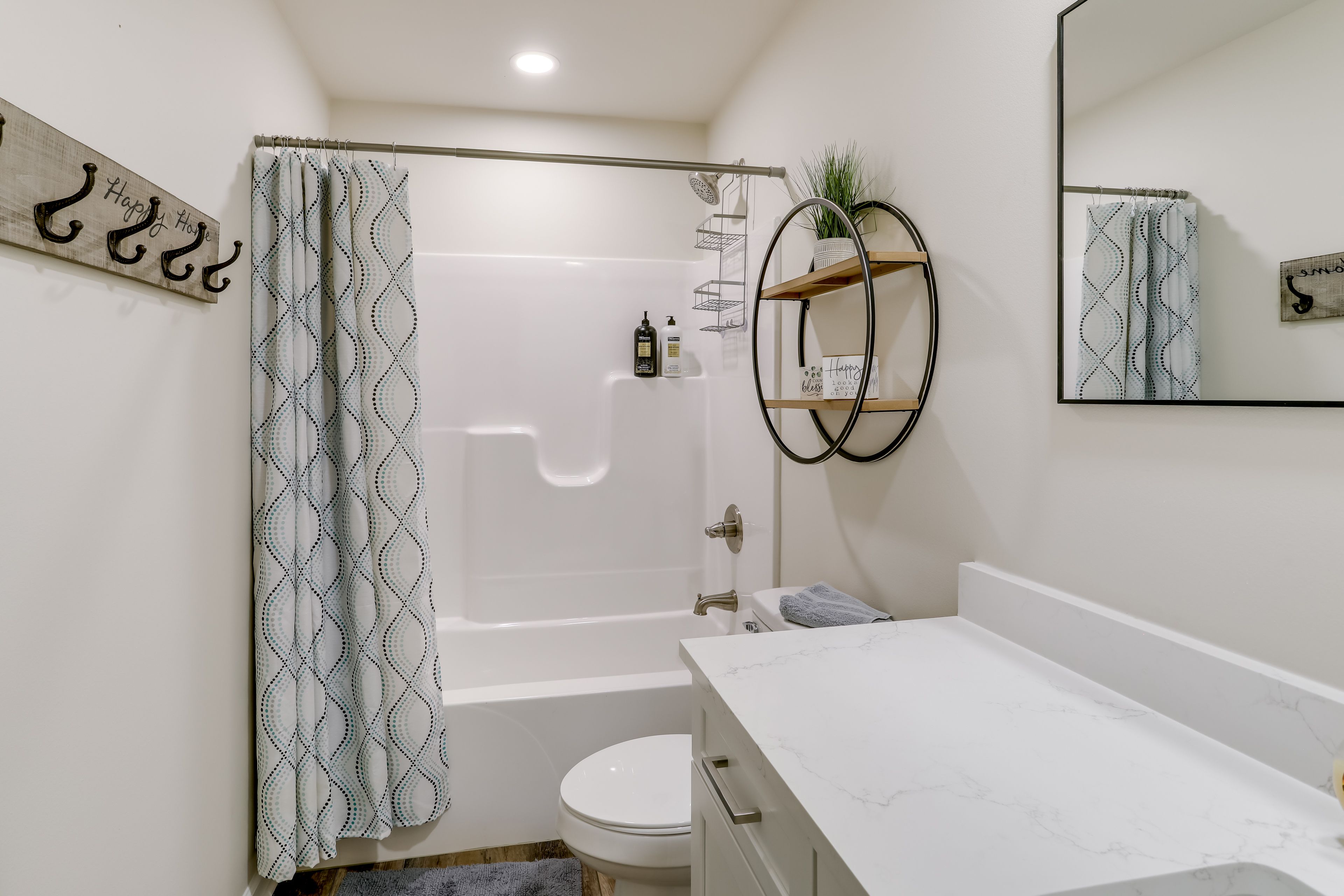 Full Bathroom | 1st Floor | Towels Provided
