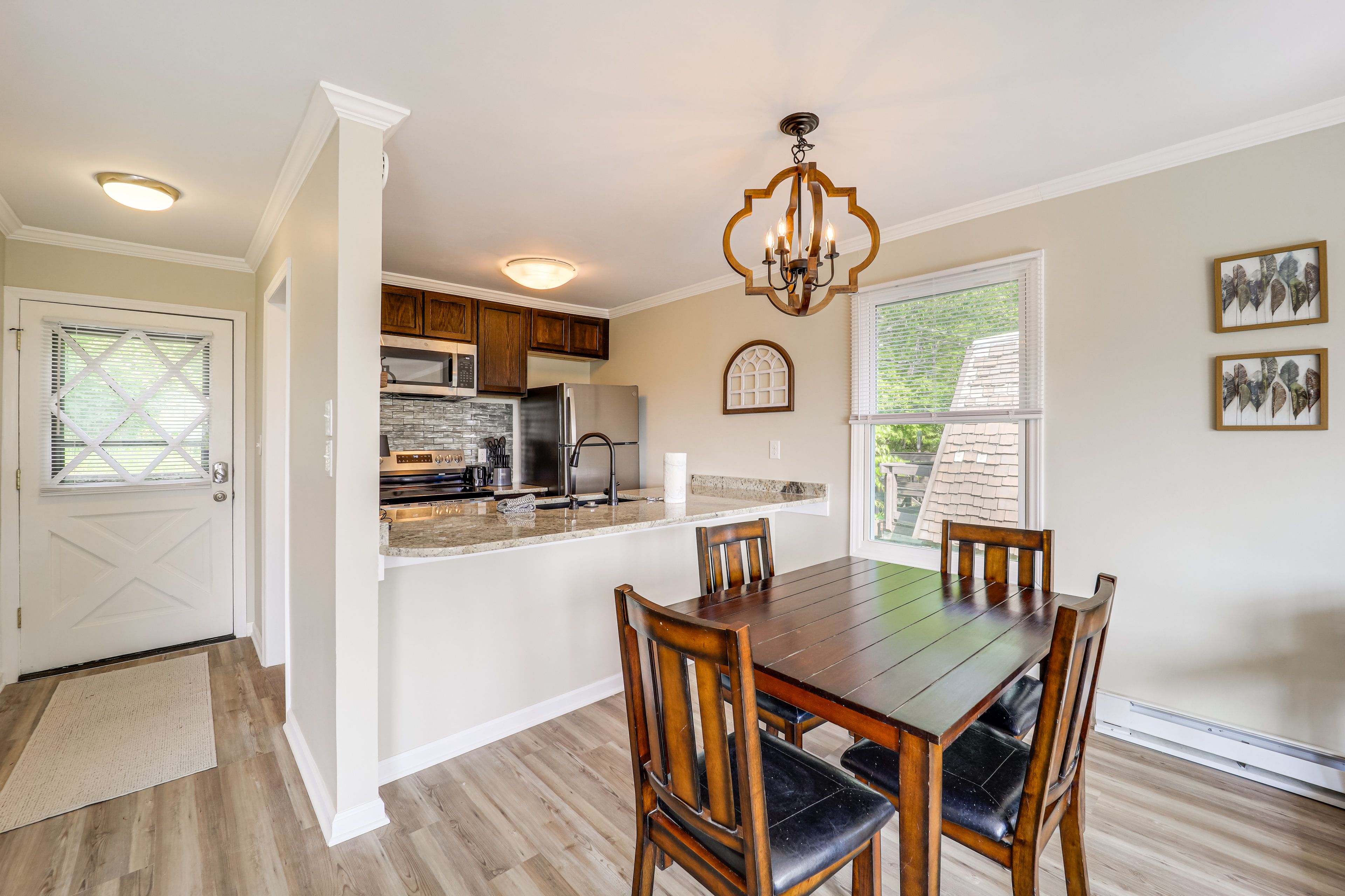 Dining Area | Dishware/Flatware Provided