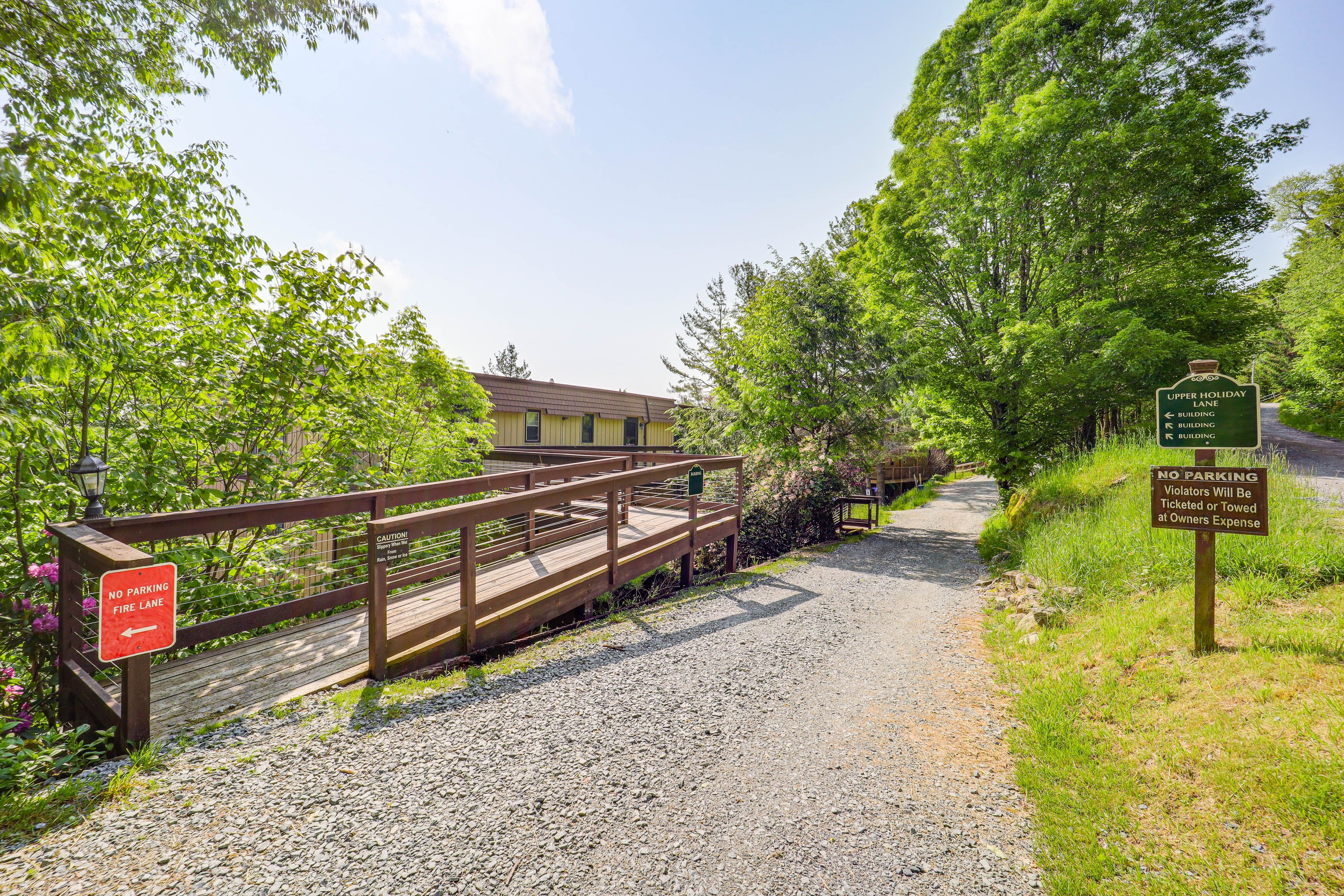 Holiday Beech Villas | Community Parking Lot (2 Vehicles)