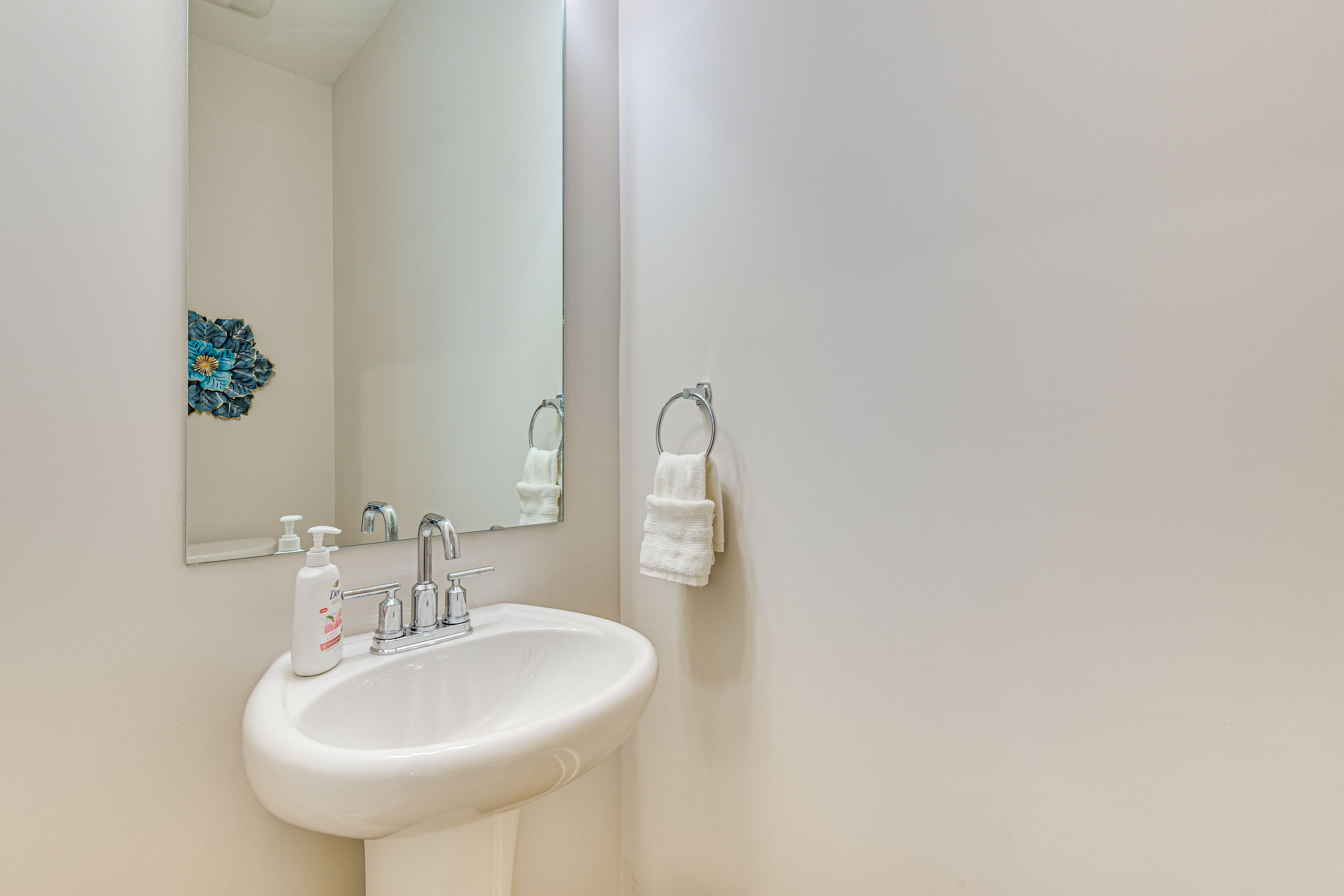 Half Bathroom | 1st Floor | Towels Provided