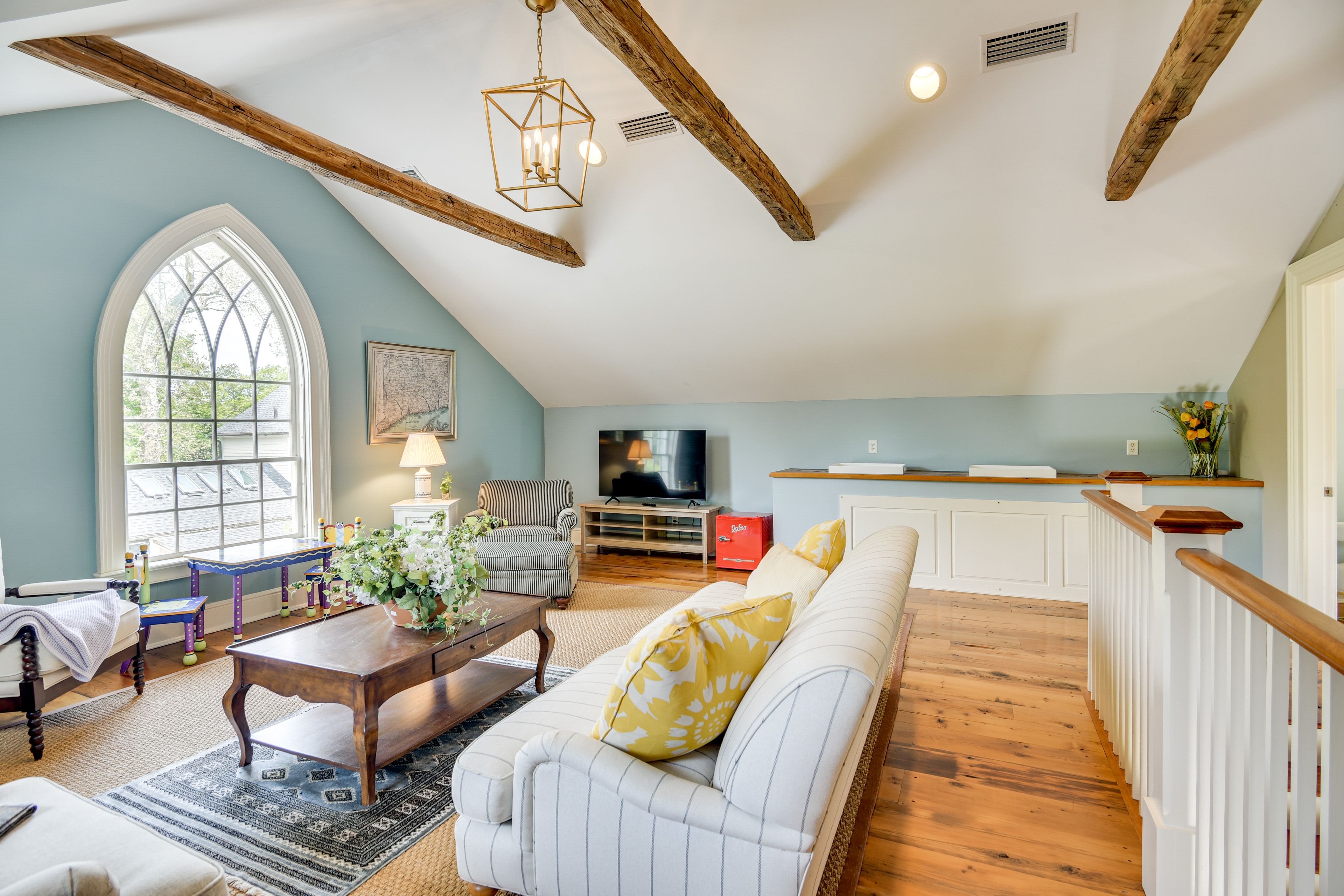 Lofted Living Room | 2nd Floor | Smart TV | Massage Table