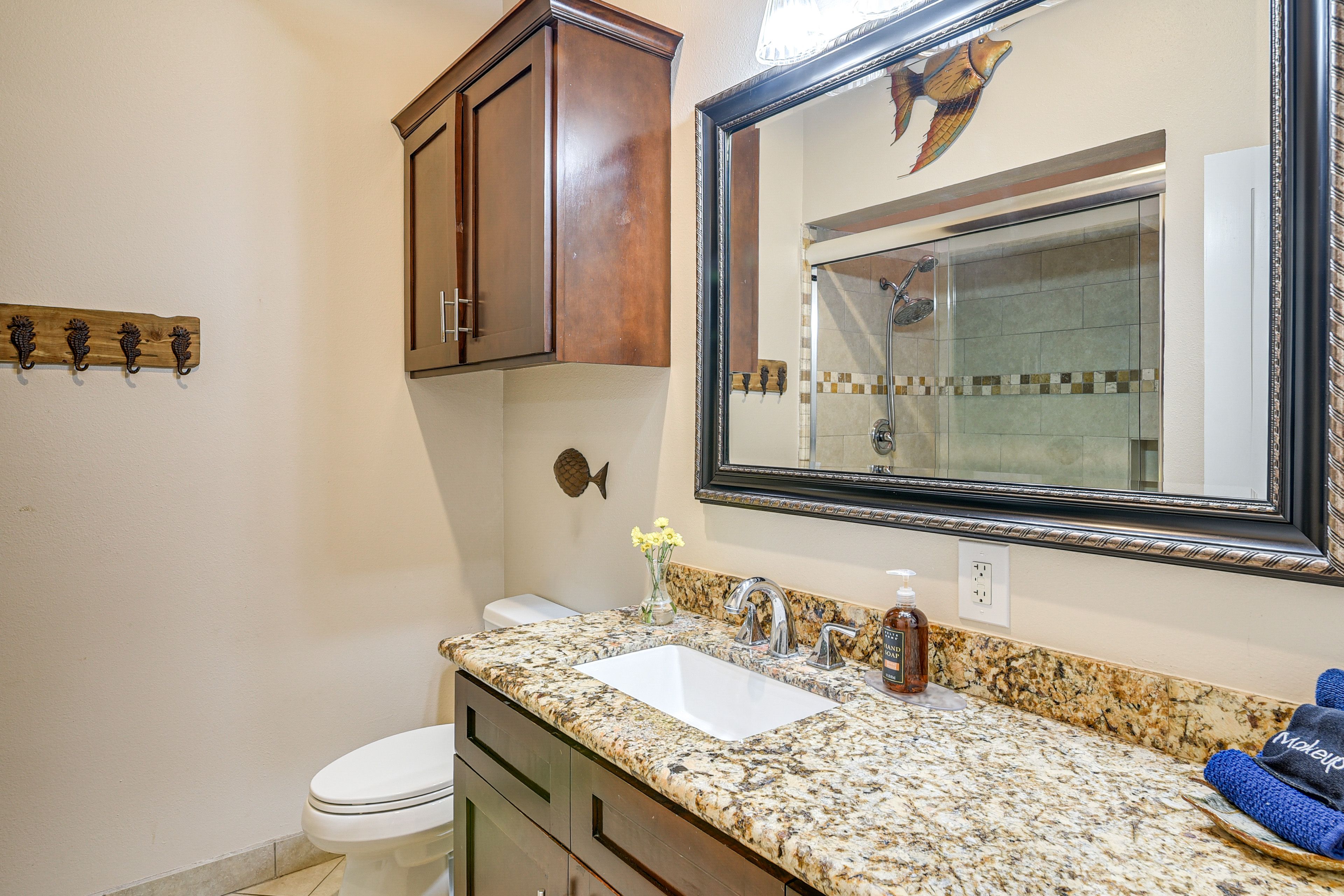 Full Bathroom | 1st Floor | Towels Provided