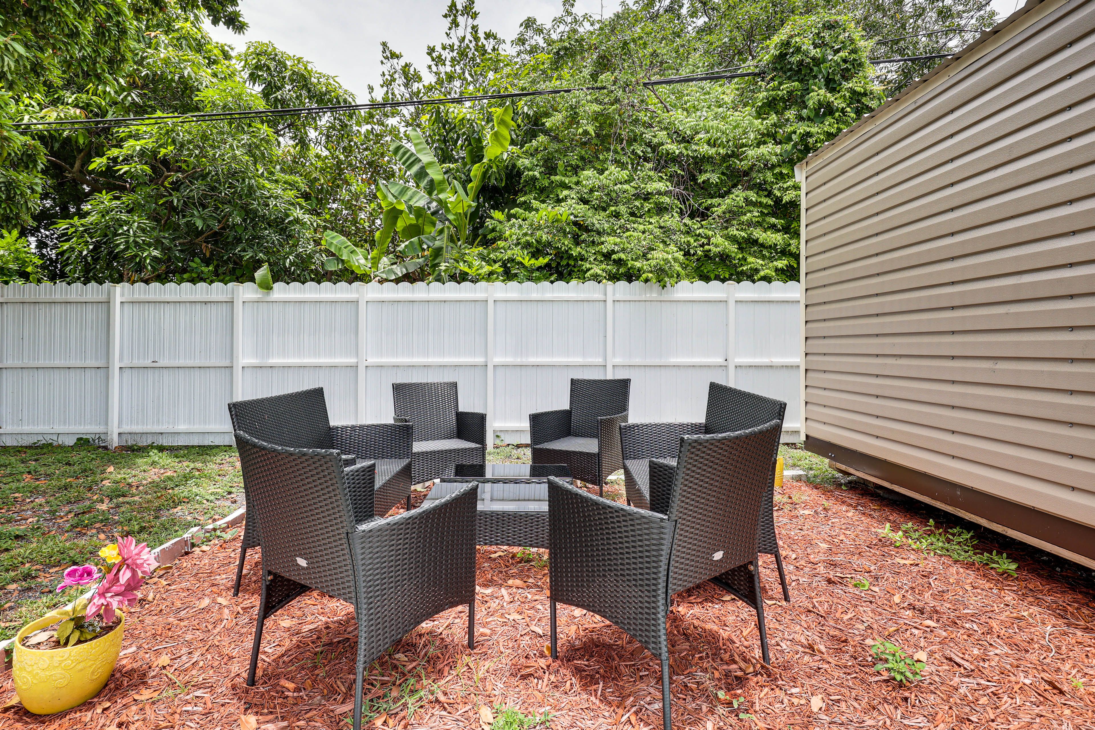 Miami Vacation Rental | 2BR | 1BA | 1 Step Required | 750 Sq Ft