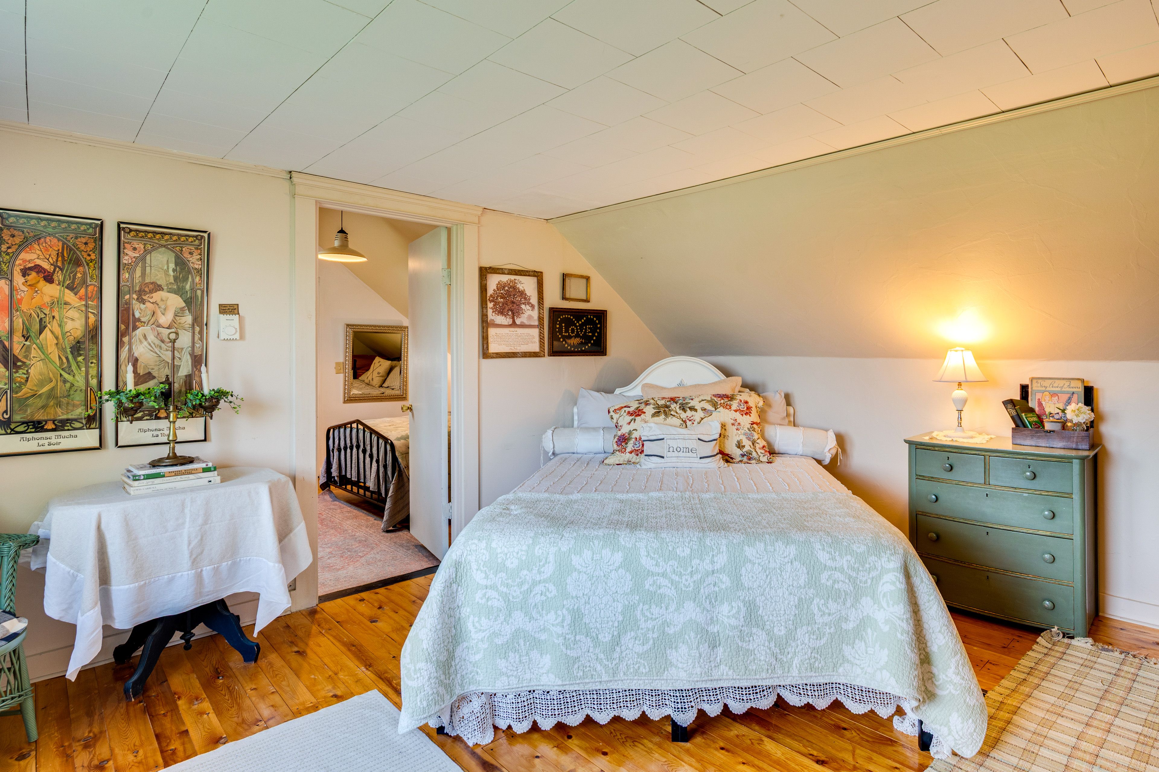 Bedroom 2 | 2nd Floor | Queen Bed