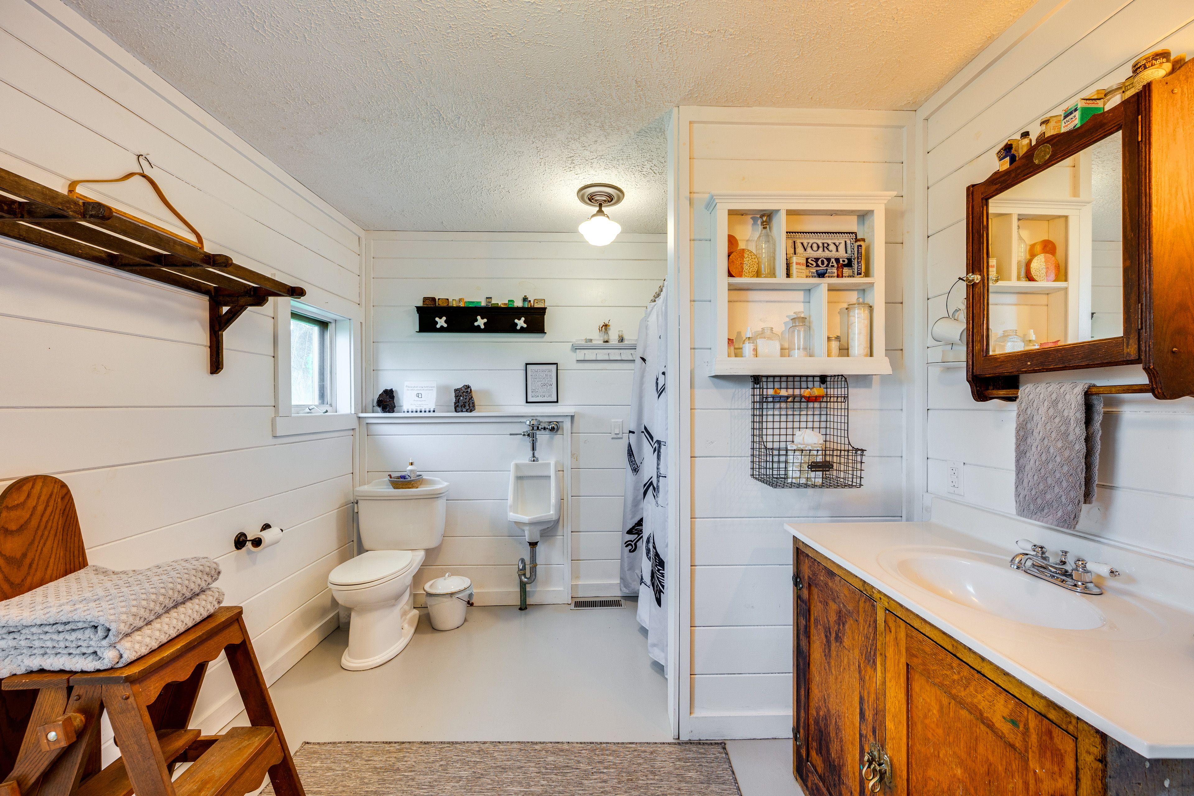 Full Bathroom | 1st Floor | Towels Provided