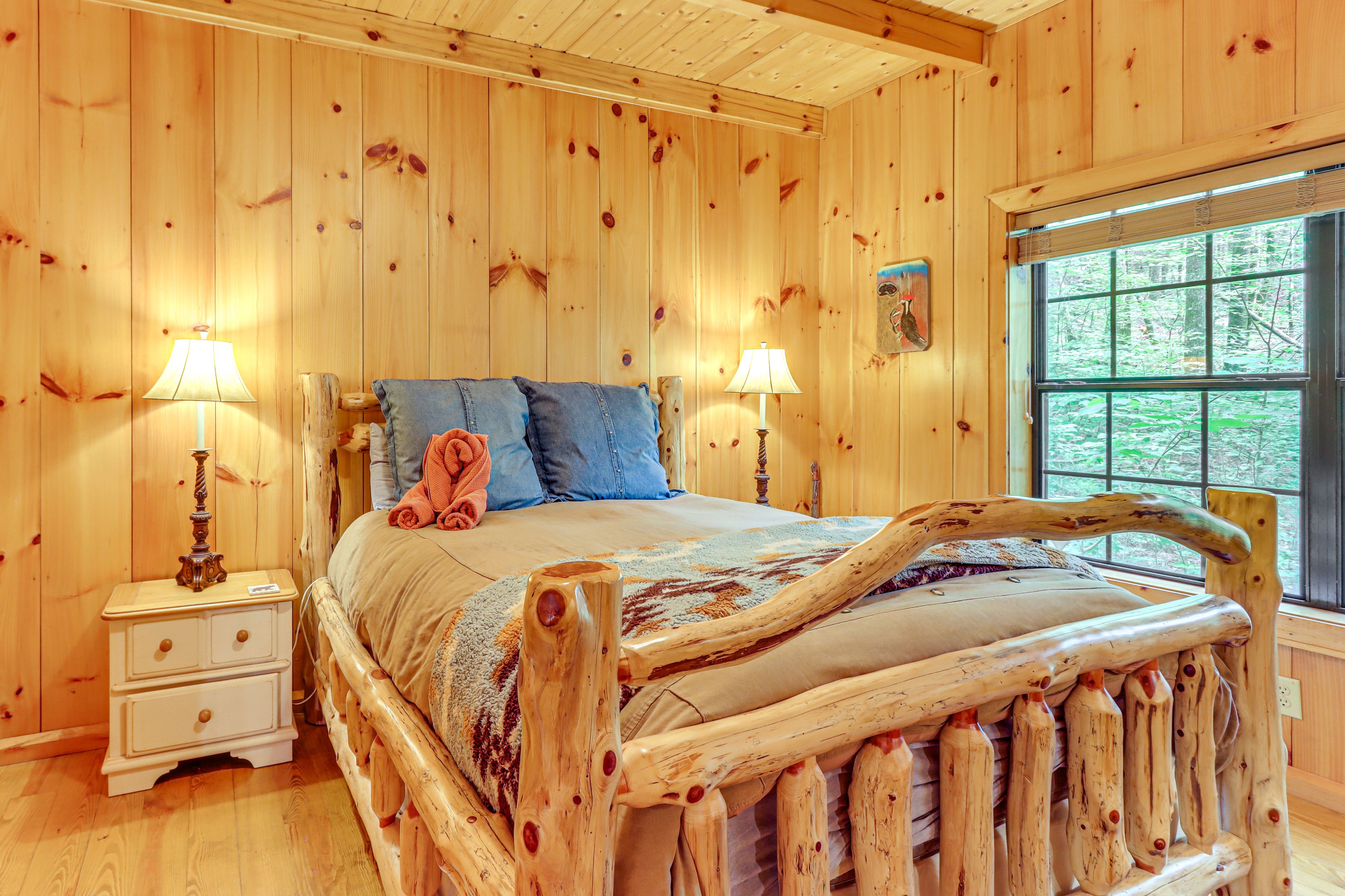 Bedroom | Queen Bed | Linens Provided | 1st Floor