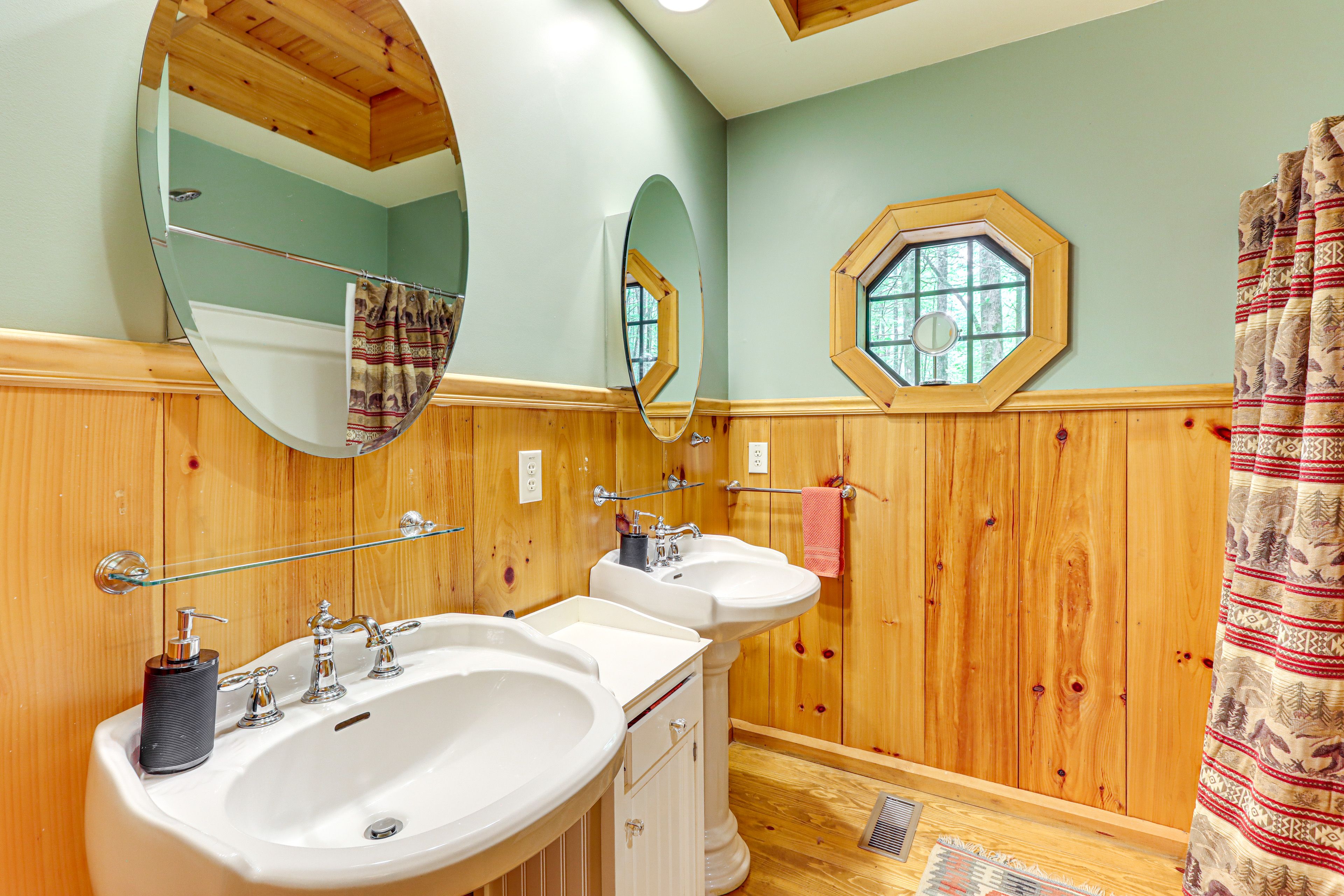 Full Bathroom | Towels Provided | 1st Floor
