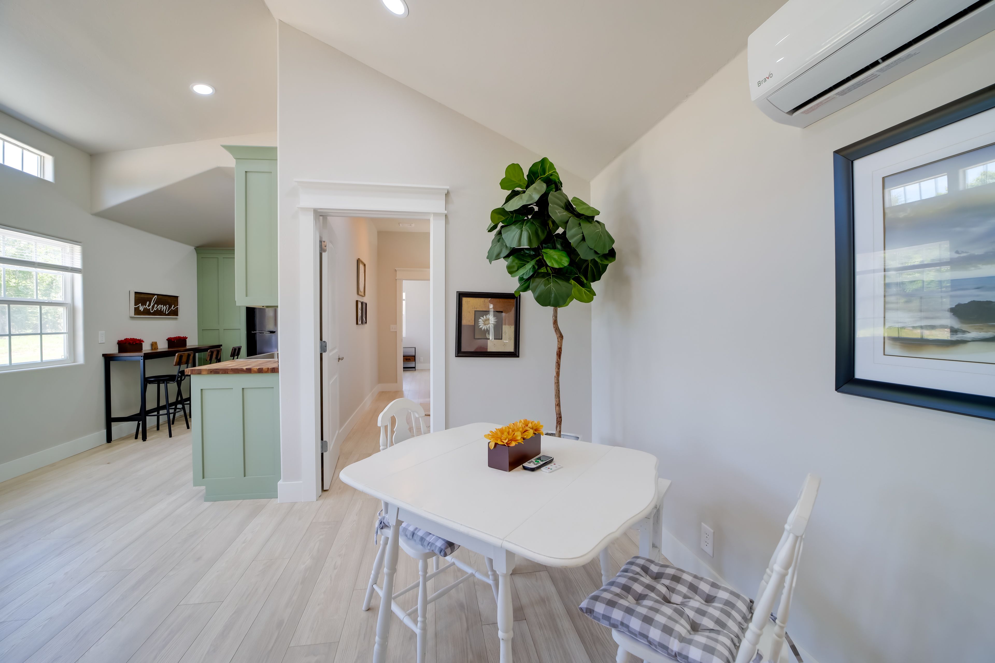Dining Area | Dishware/Flatware Provided