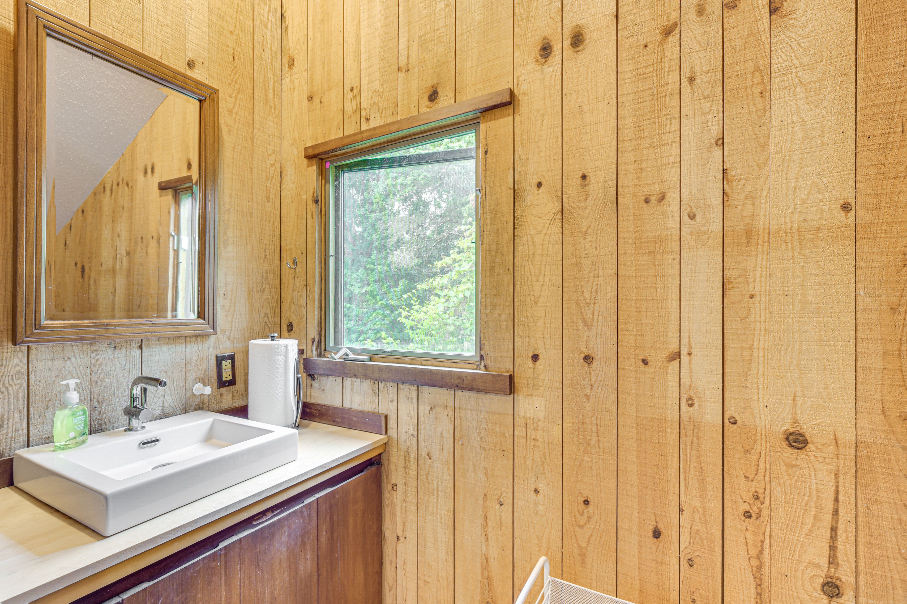 Bathroom | Shower | Towels Provided | 2nd Floor