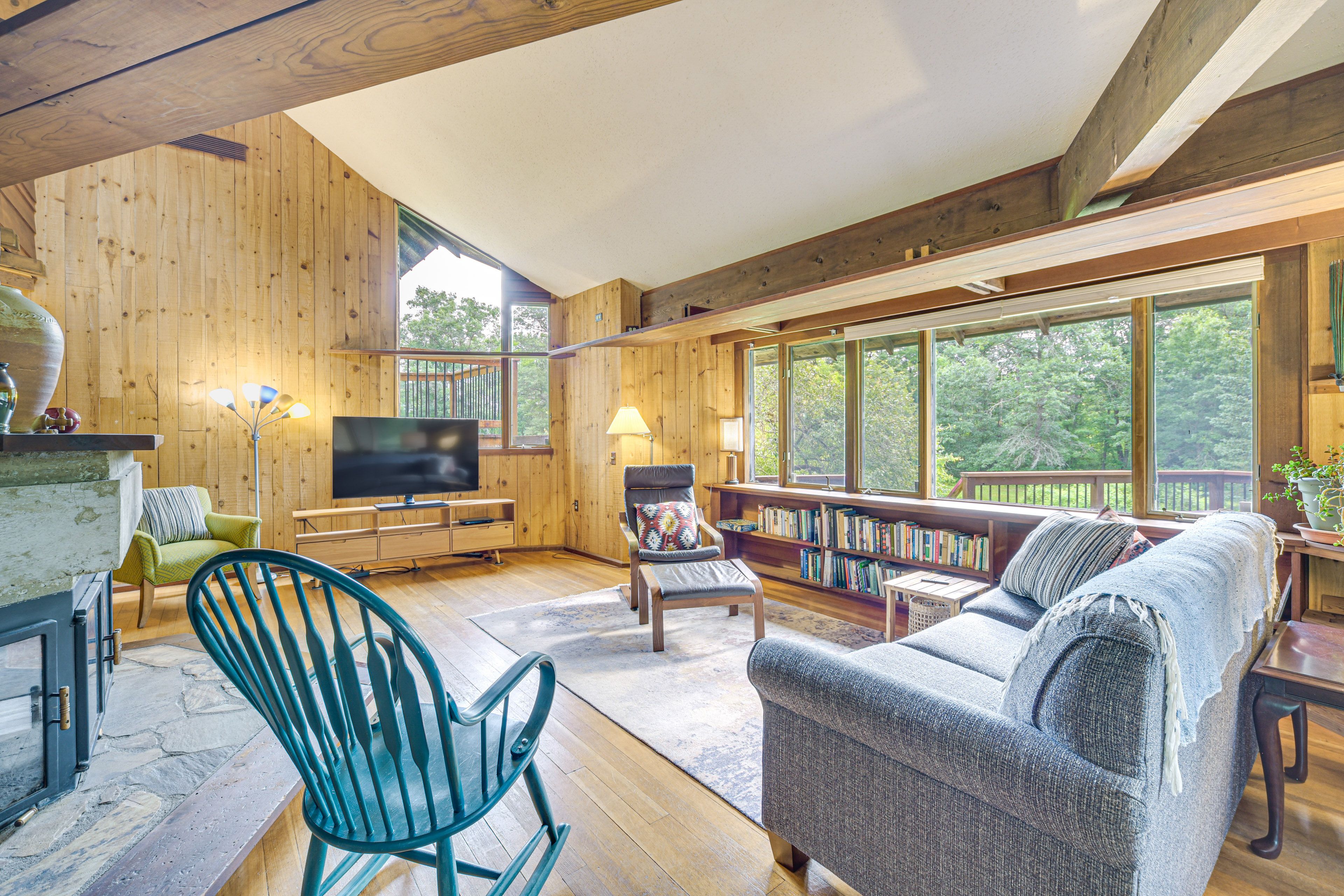 Living Room | Smart TV | Books | 1st Floor