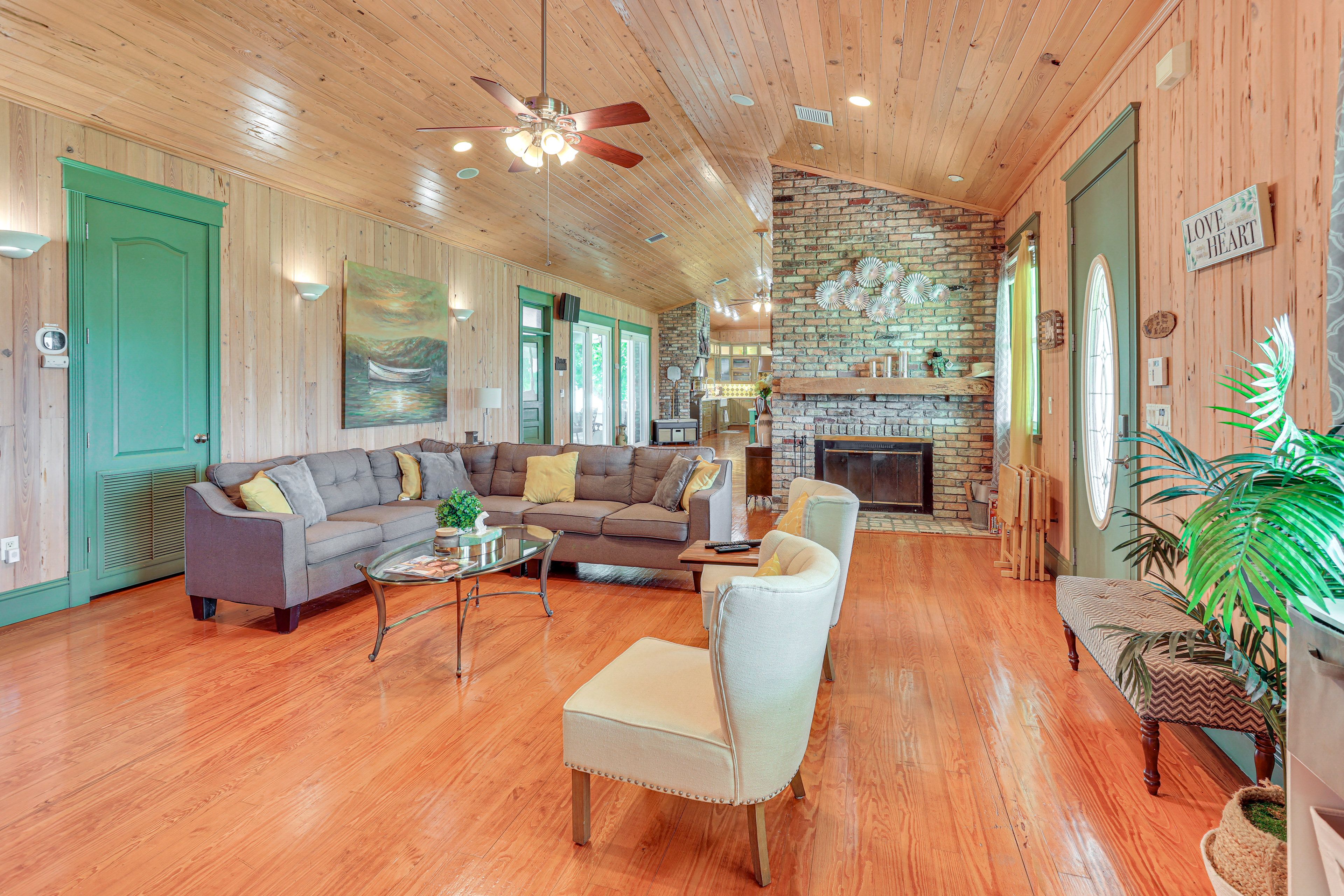 Living Room | Free WiFi | Central A/C & Heat | Smart TV | Gas Fireplace