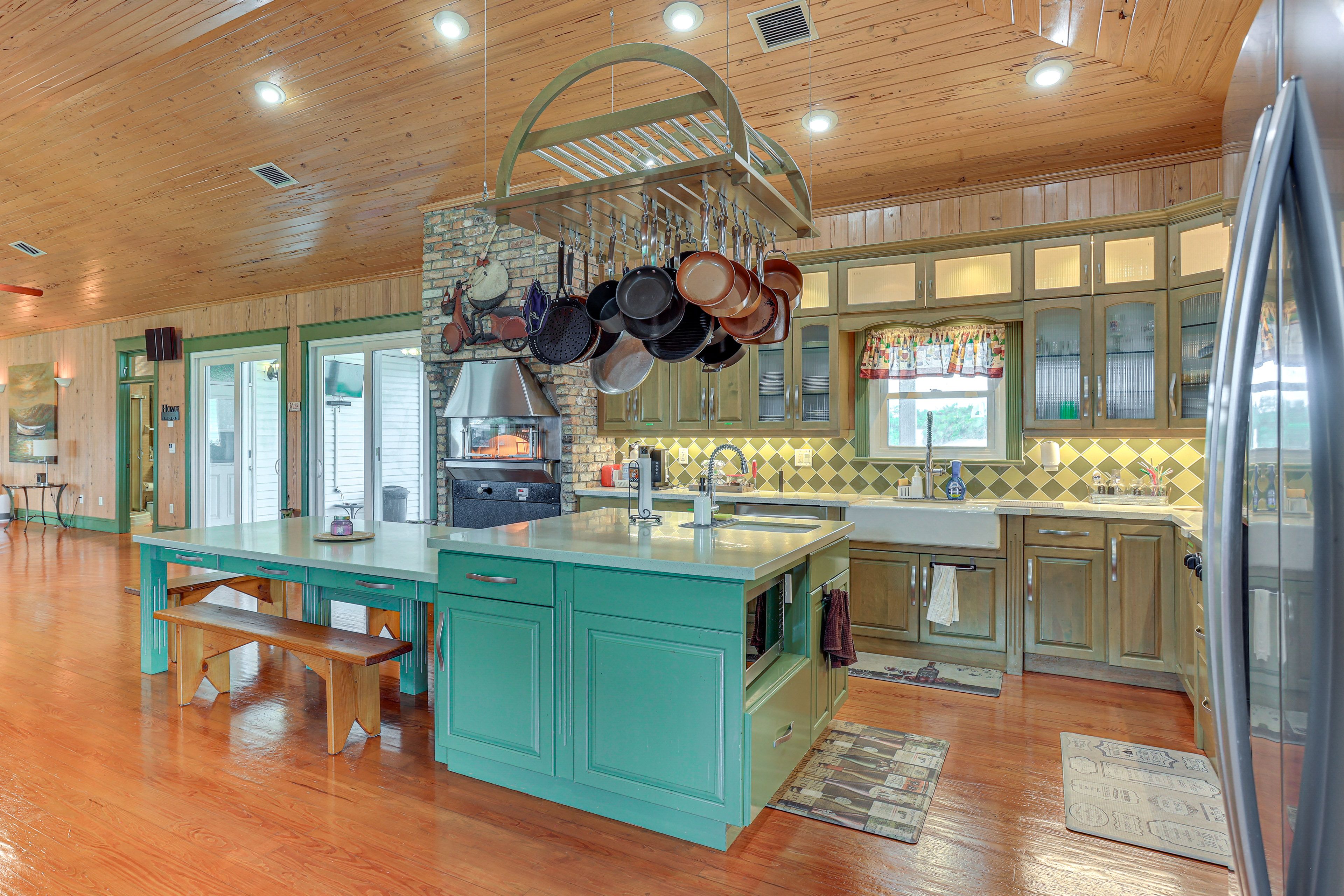 Chef's Kitchen | Pizza Oven | Dishwasher | Keurig Coffee Maker