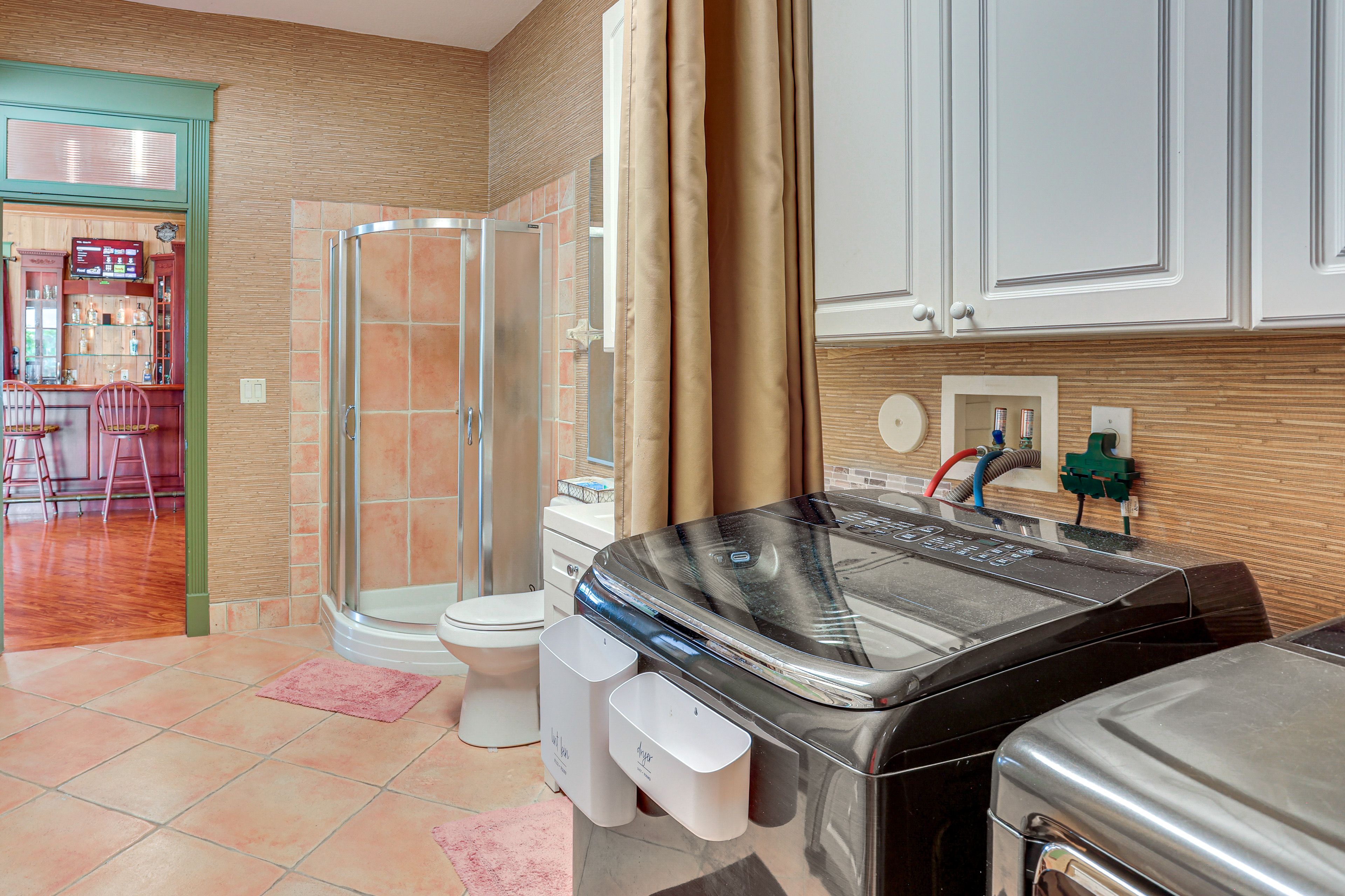 Full Bathroom | Washer & Dryer