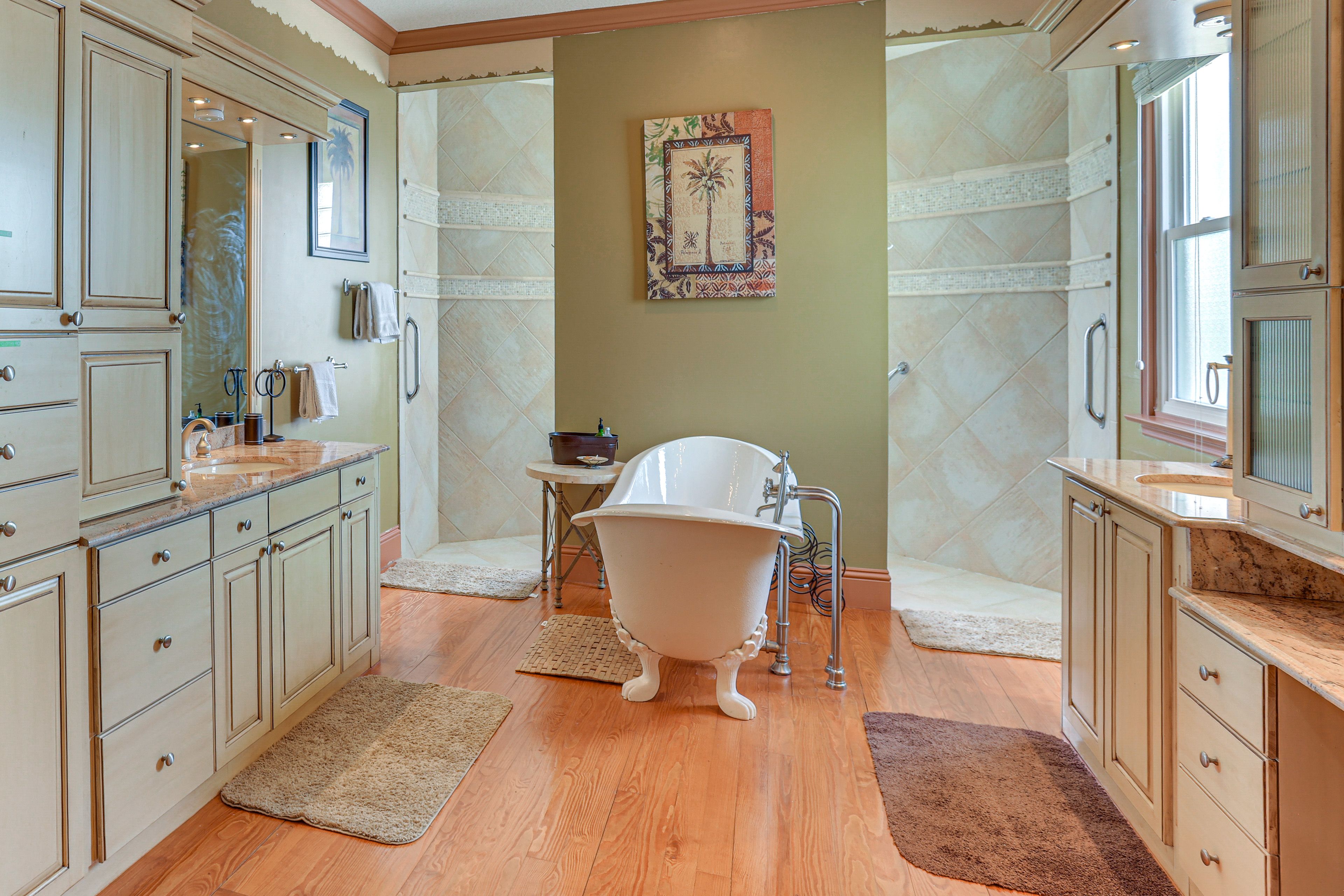 Full Bathroom | Towels Provided