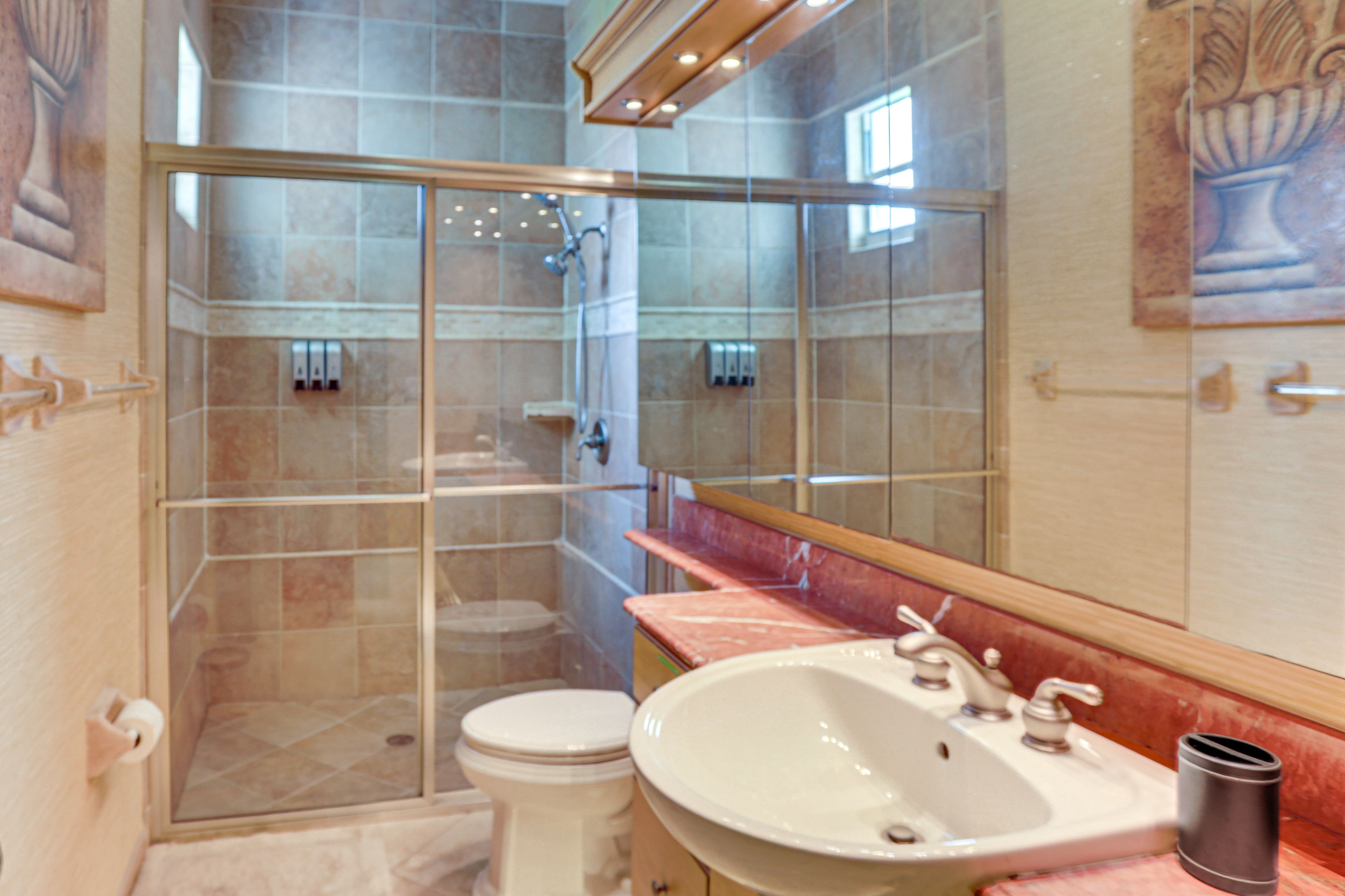 Full Bathroom | Complimentary Toiletries