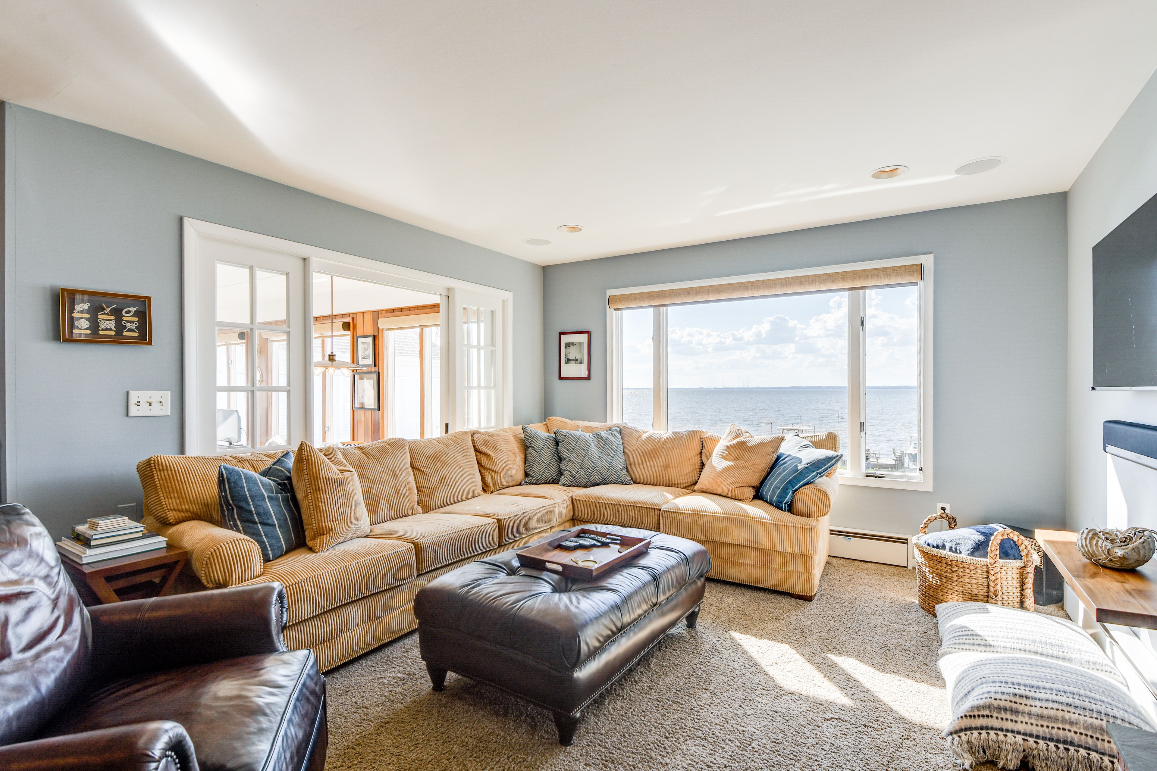 Living Room | Queen Sleeper Sofa | Smart TV | Free WiFi