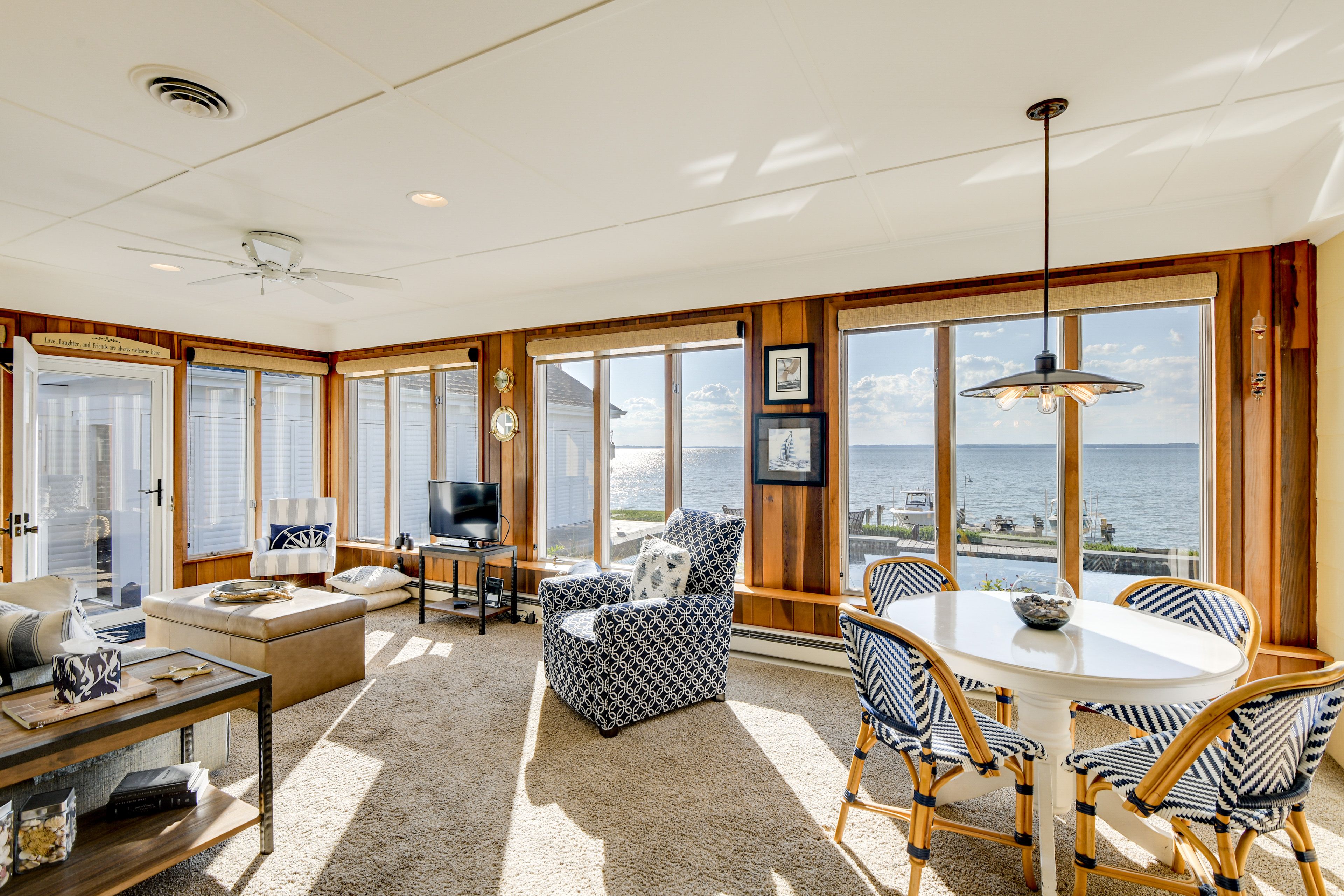 Sunroom | Picture Windows | Smart TV | Central Air Conditioning/Heat