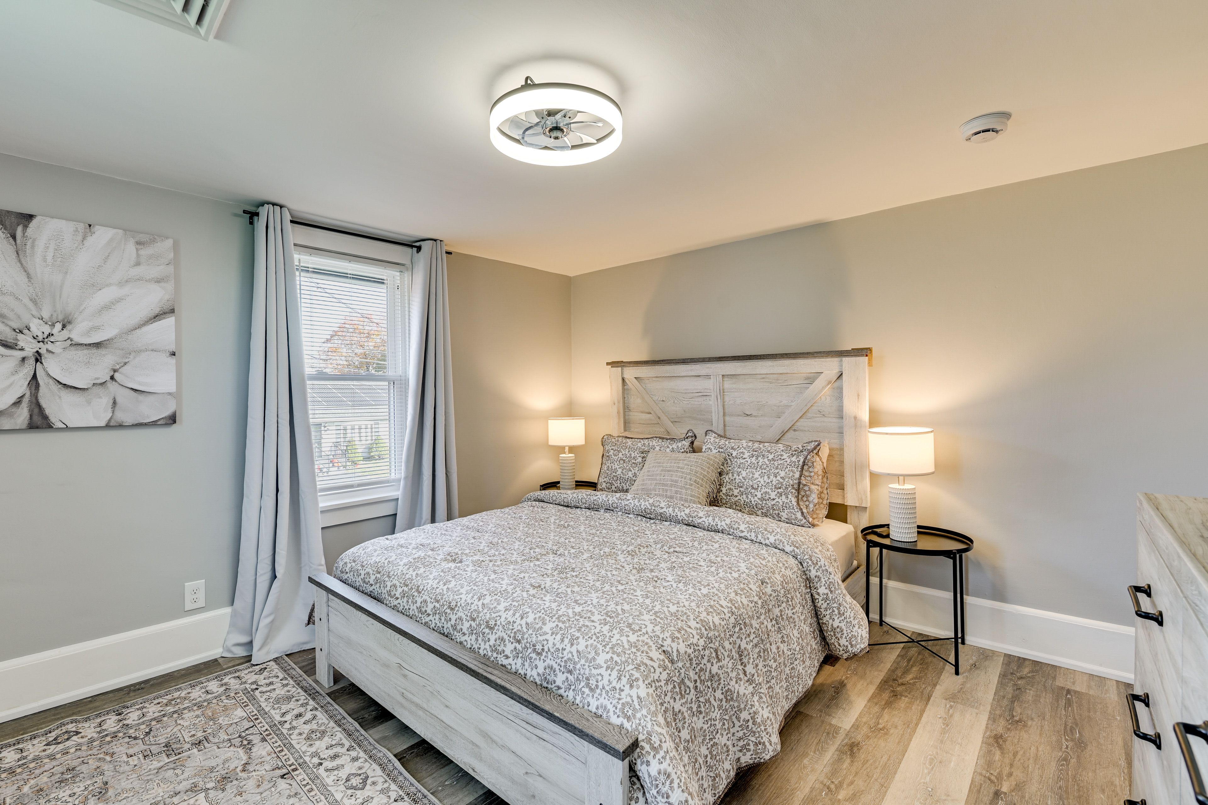 Bedroom 1 | Queen Bed