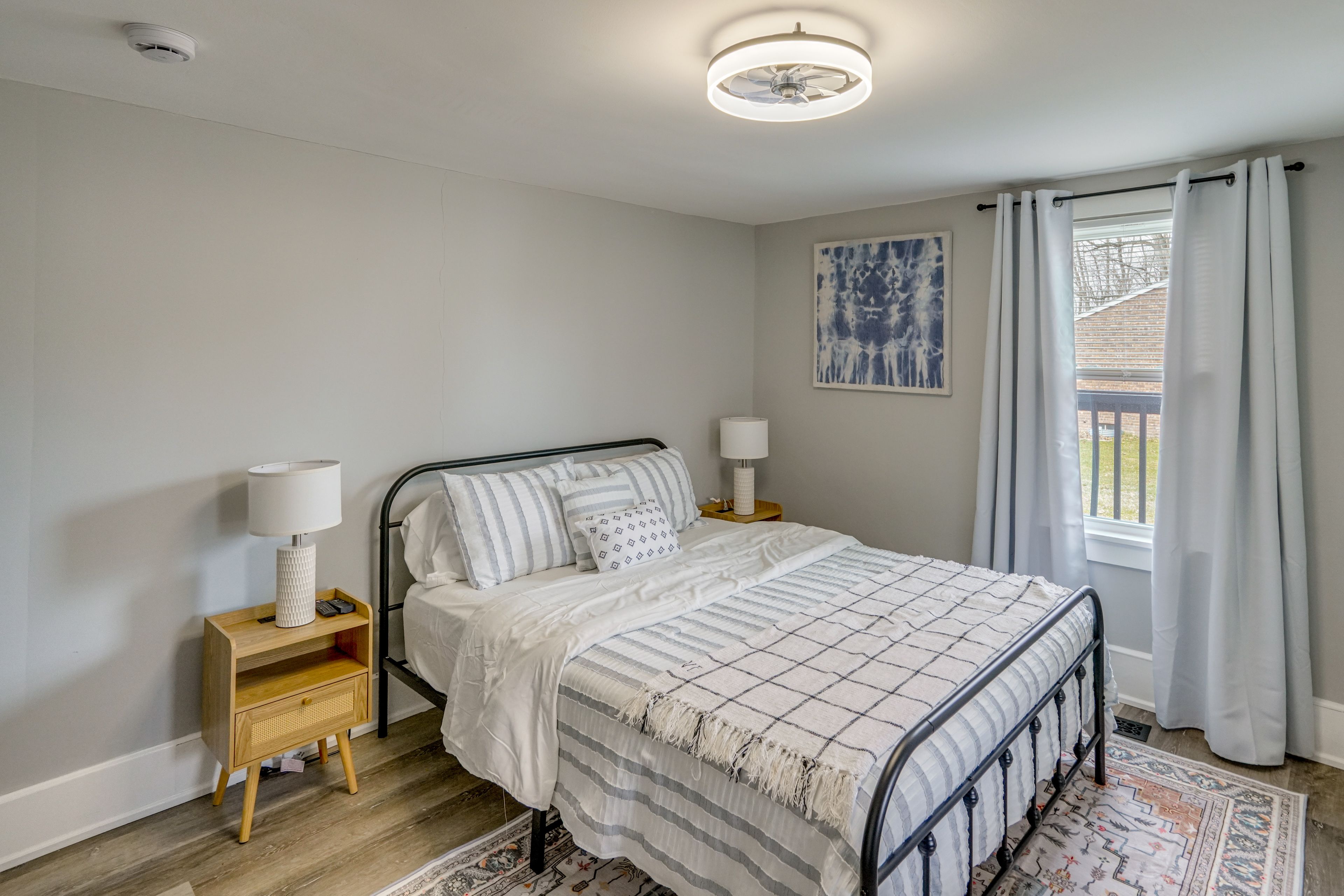 Bedroom 1 | Queen Bed