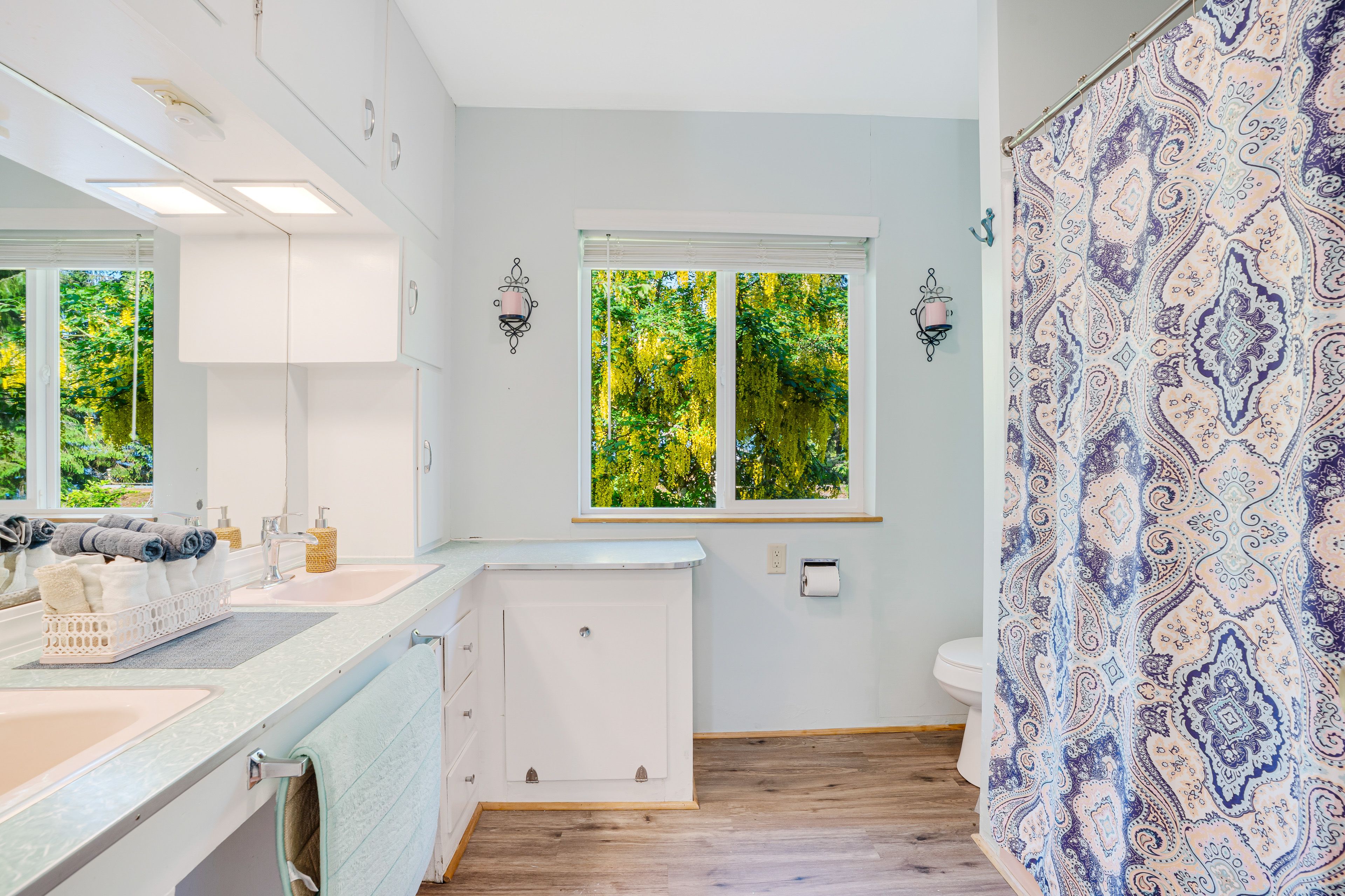 Full Bathroom | Towels Provided