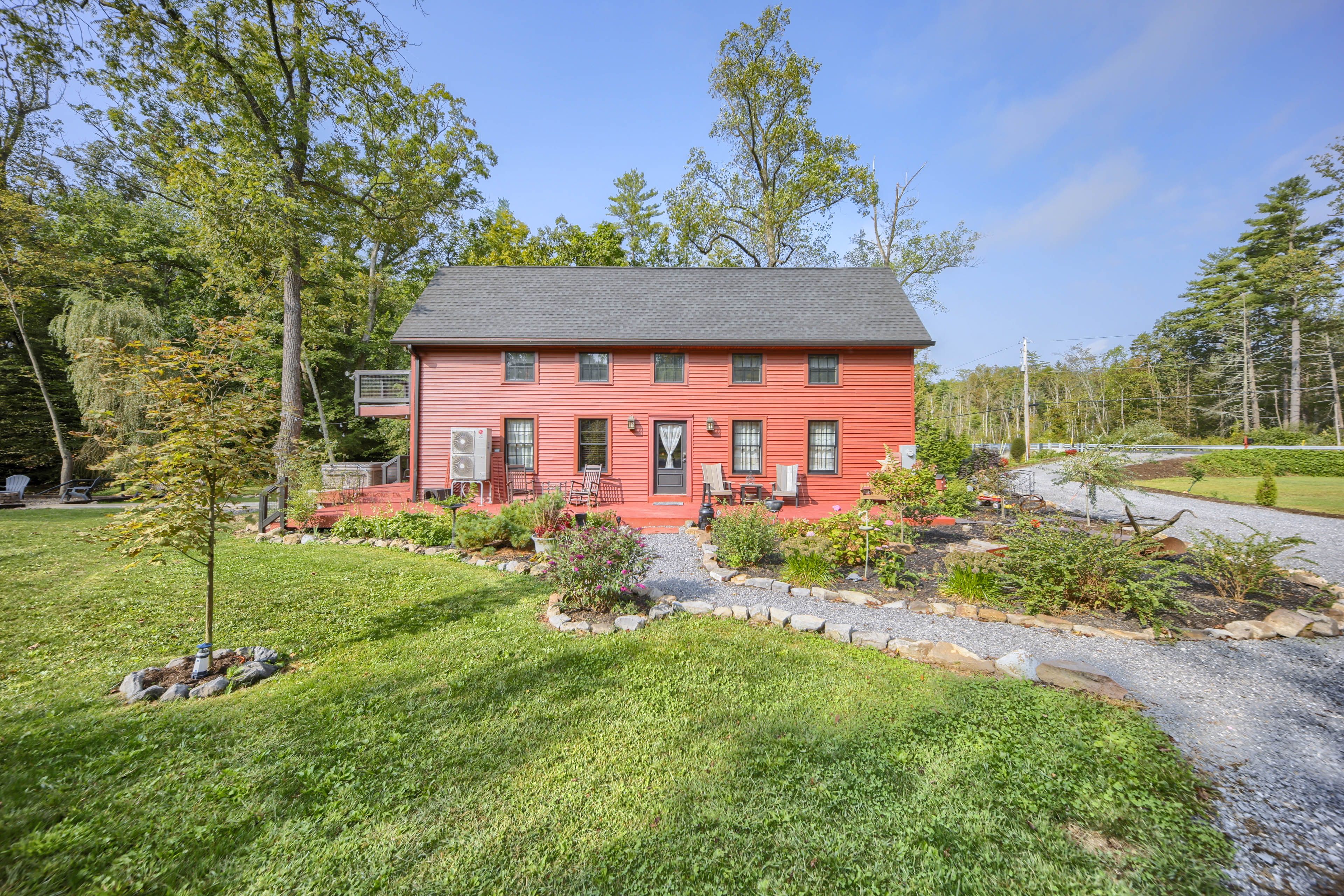 Property Exterior | Gravel Driveway (6 Vehicles)