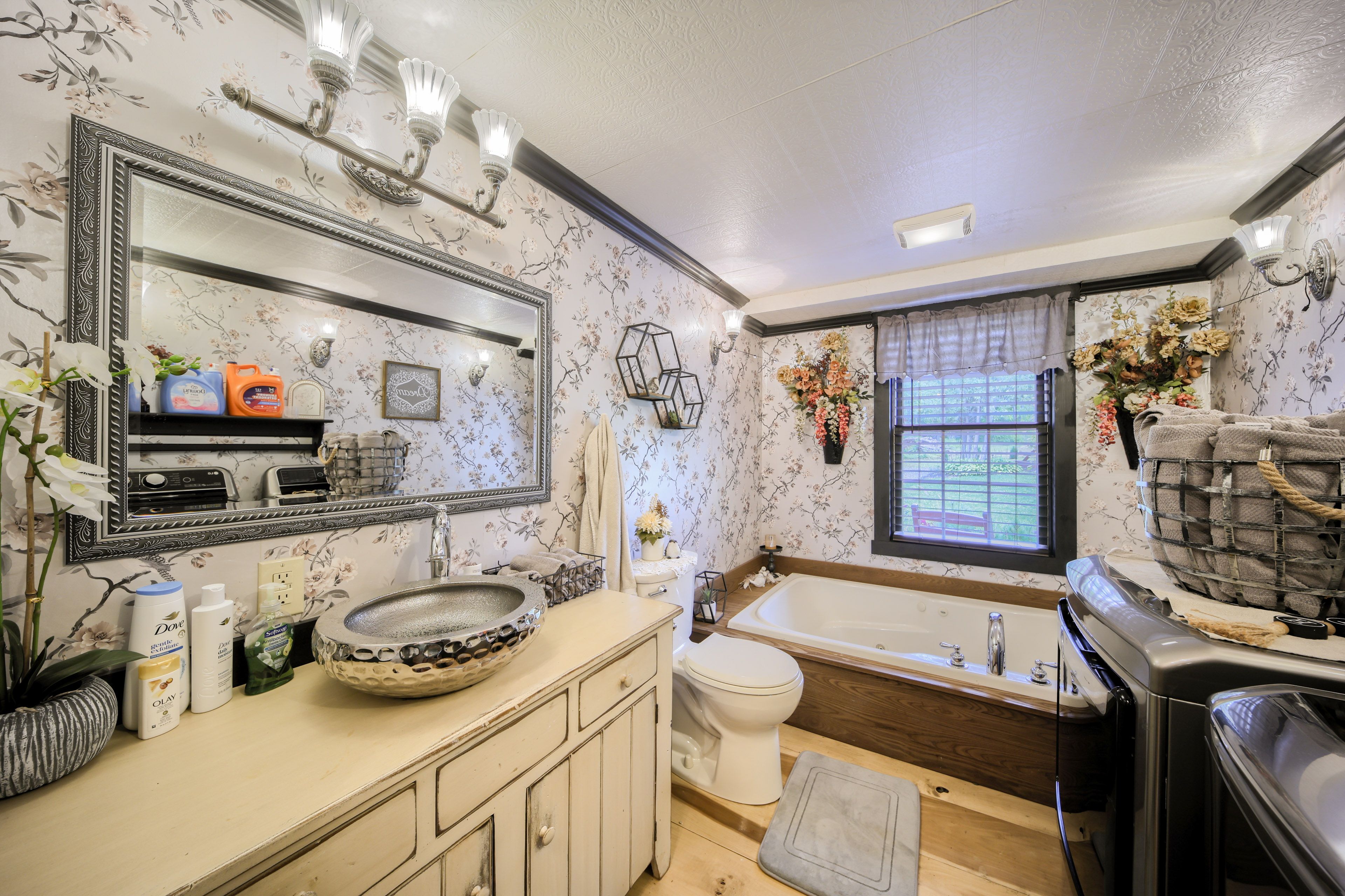 Full Bathroom | 1st Floor | Washer & Dryer