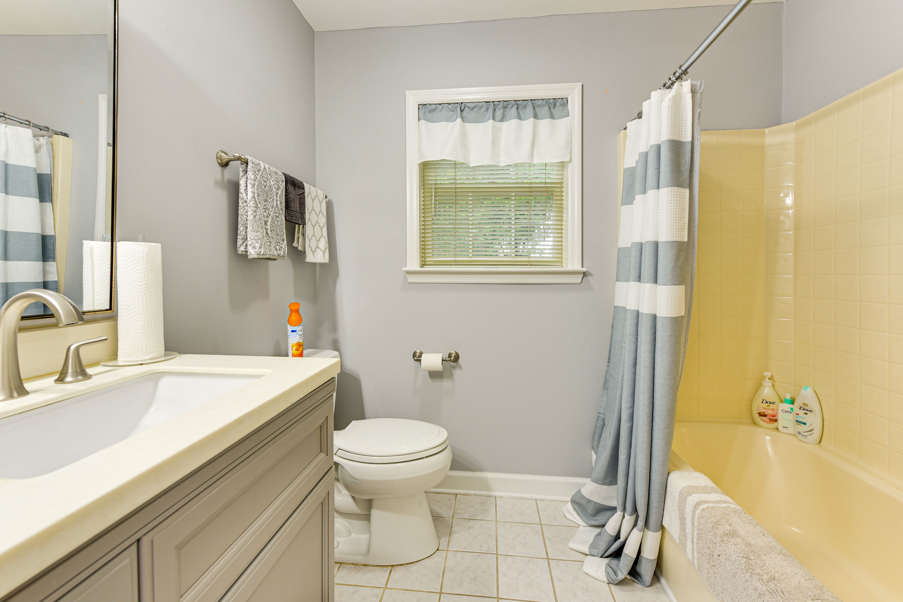 Full Bathroom | Complimentary Toiletries