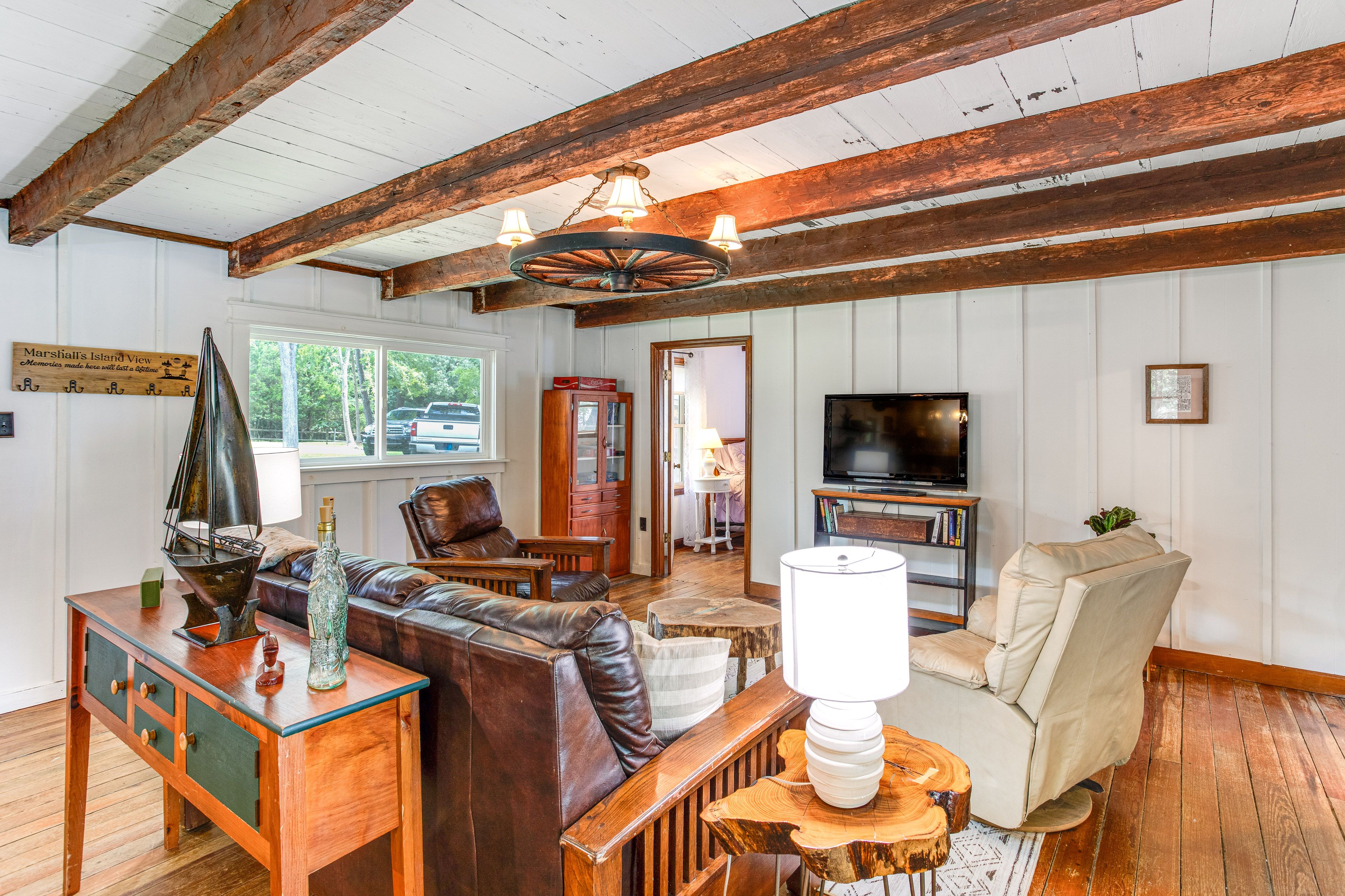 Living Room | Free WiFi | Central Heating & A/C