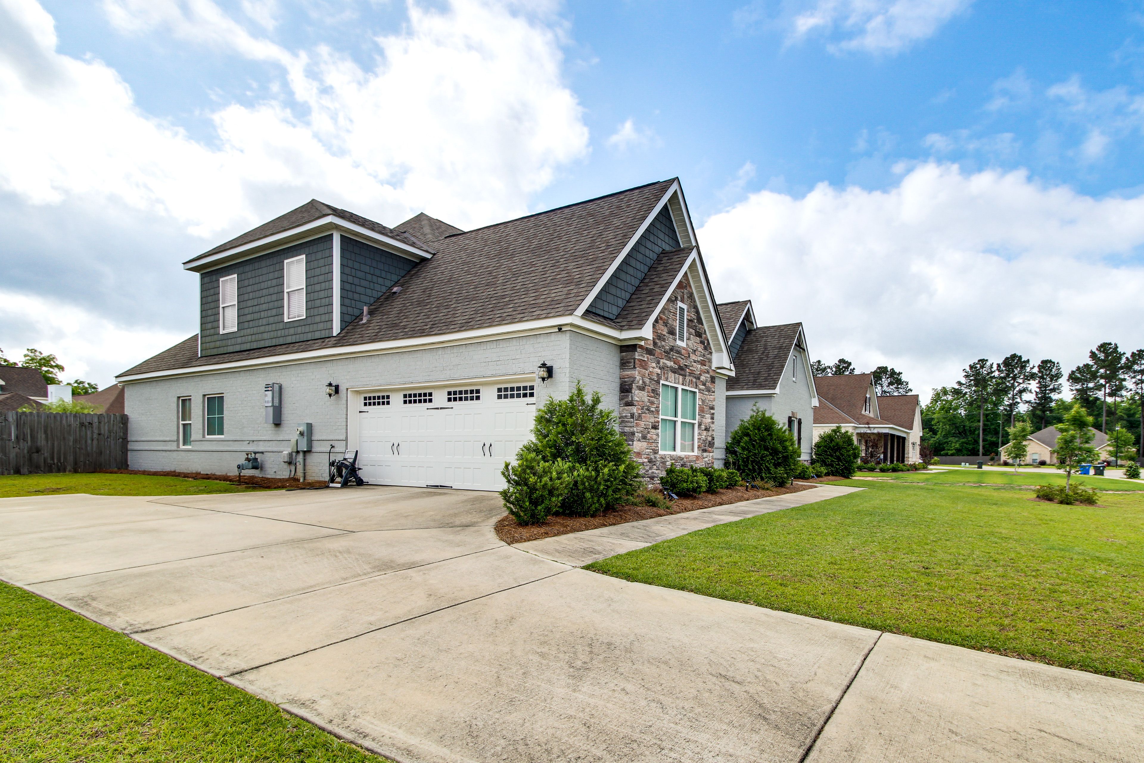 Parking | Driveway (2 Vehicles) | Garage (2 Vehicles)