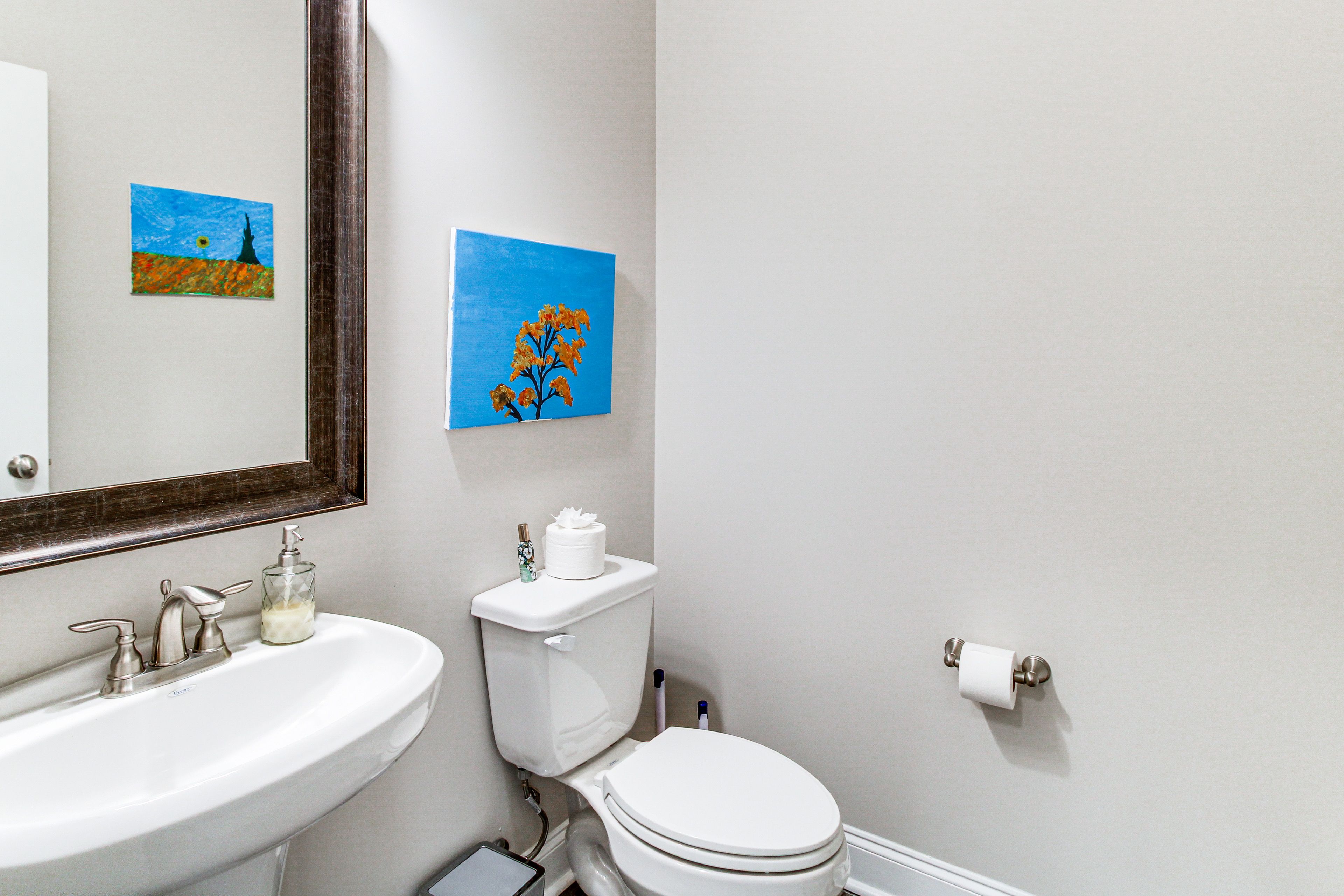 Half Bathroom | 1st Floor | Towels Provided