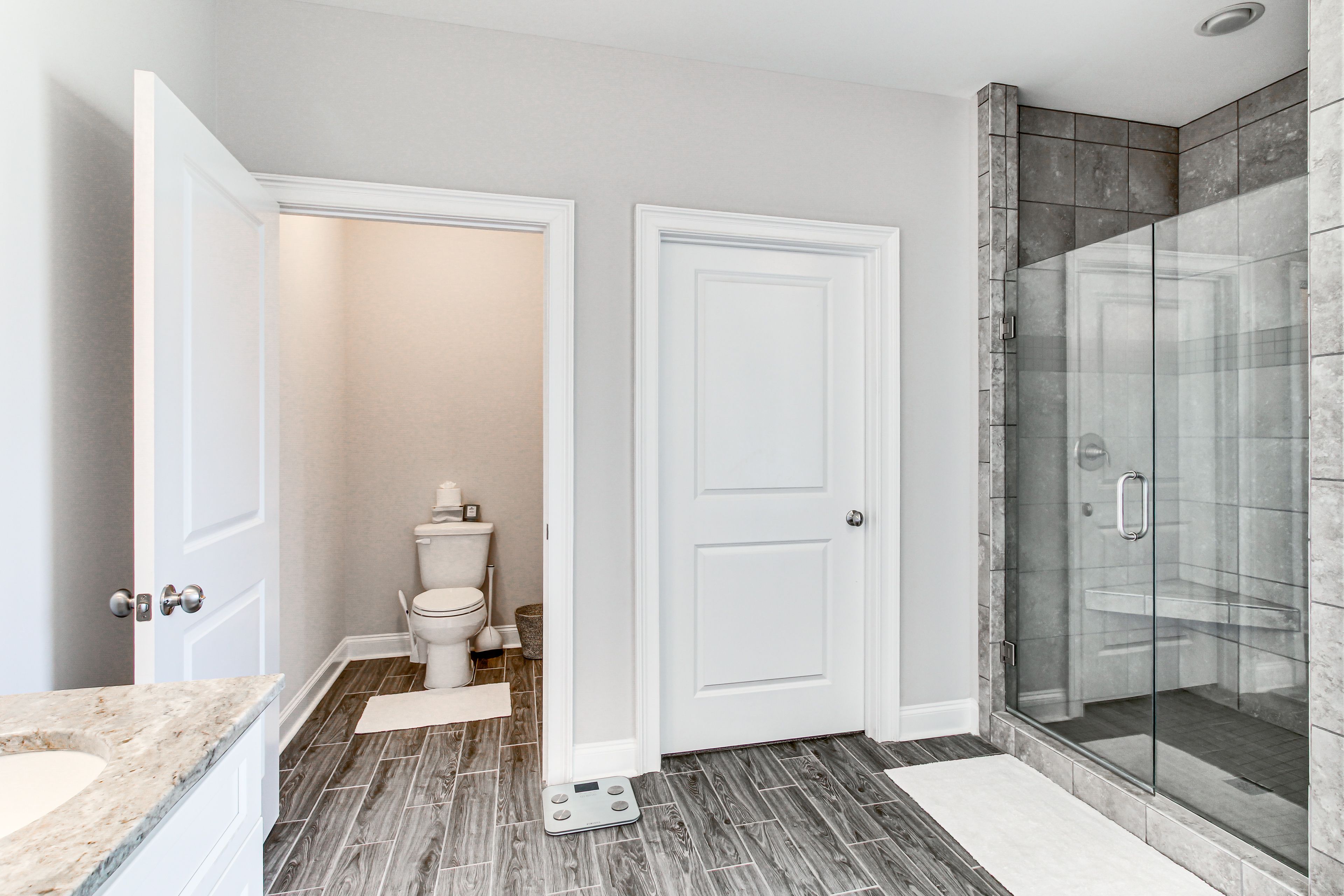 Full Bathroom | 1st Floor | Towels Provided