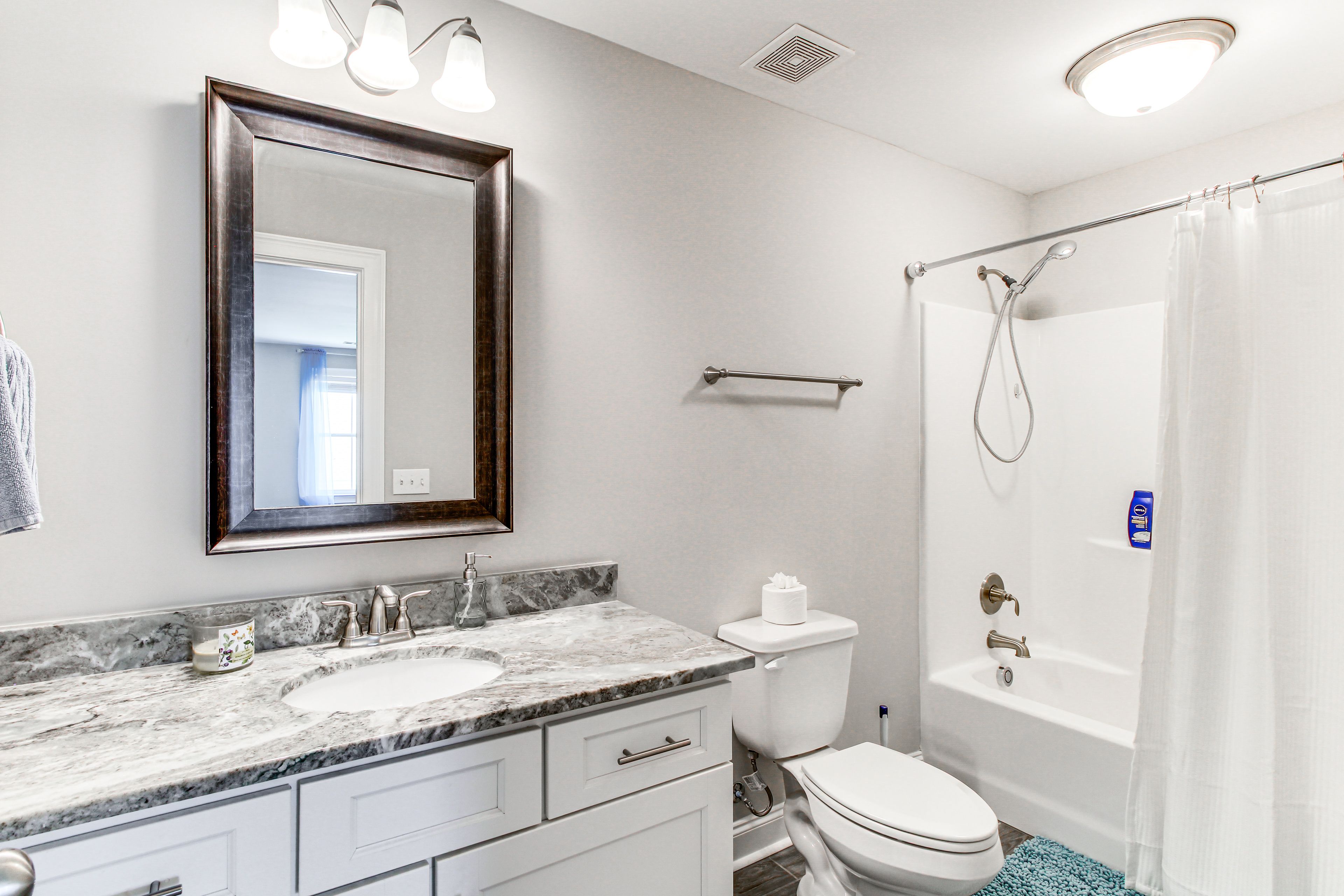 Full Bathroom | 2nd Floor | Towels Provided