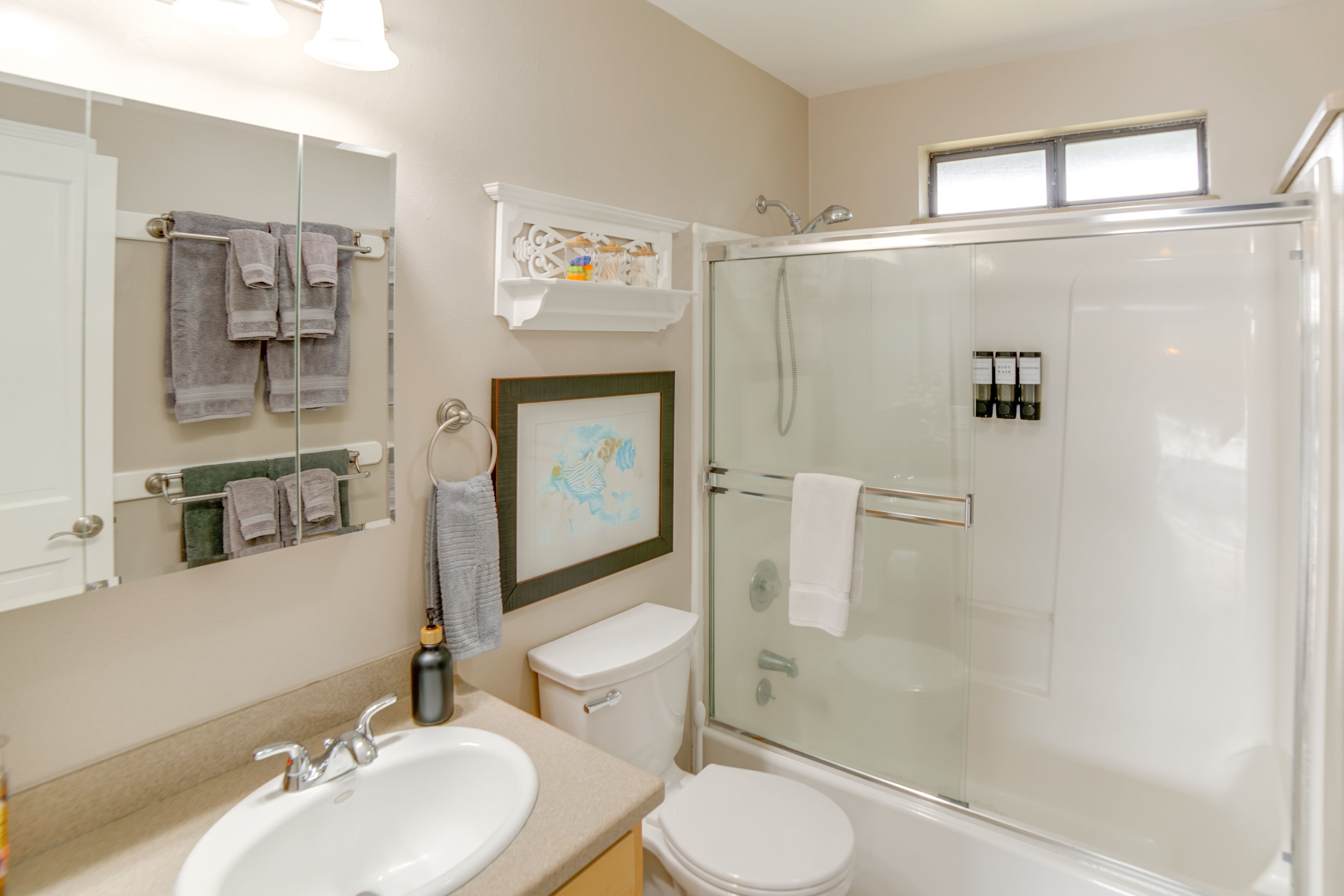Full Bathroom | Towels Provided | Complimentary Toiletries