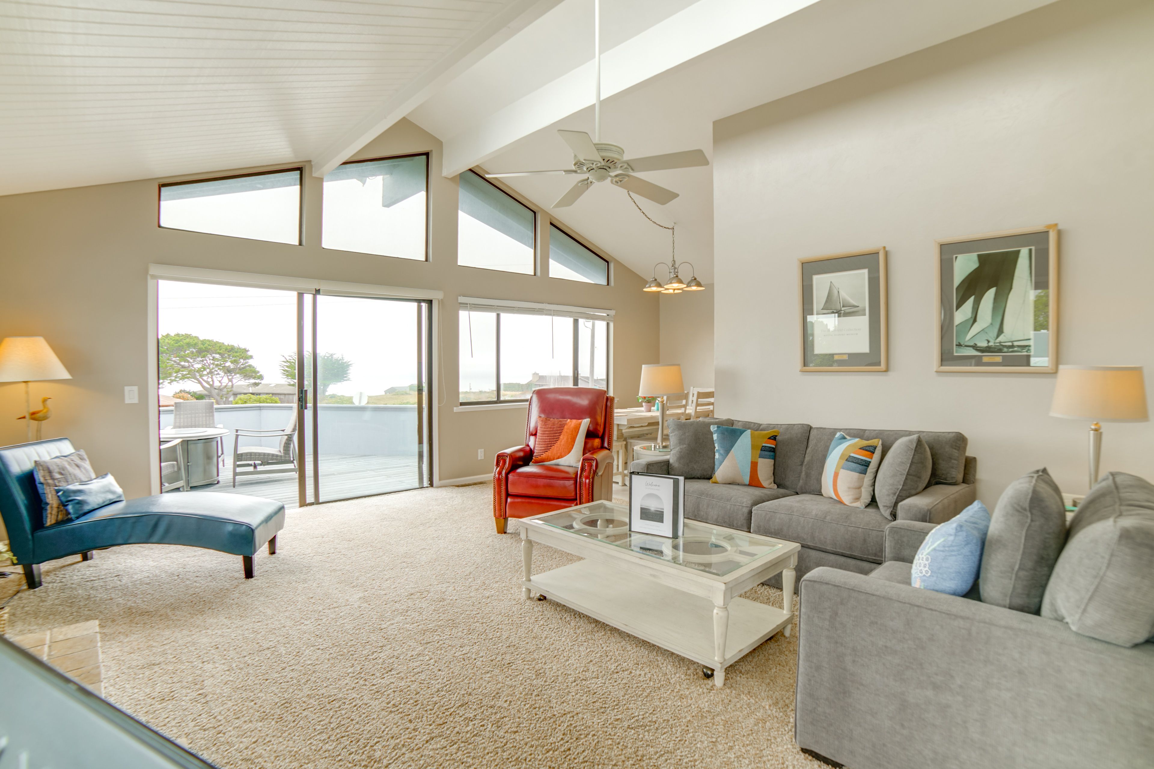 Living Room | Queen Sleeper Sofa | Smart TV | Board Games | Fireplace