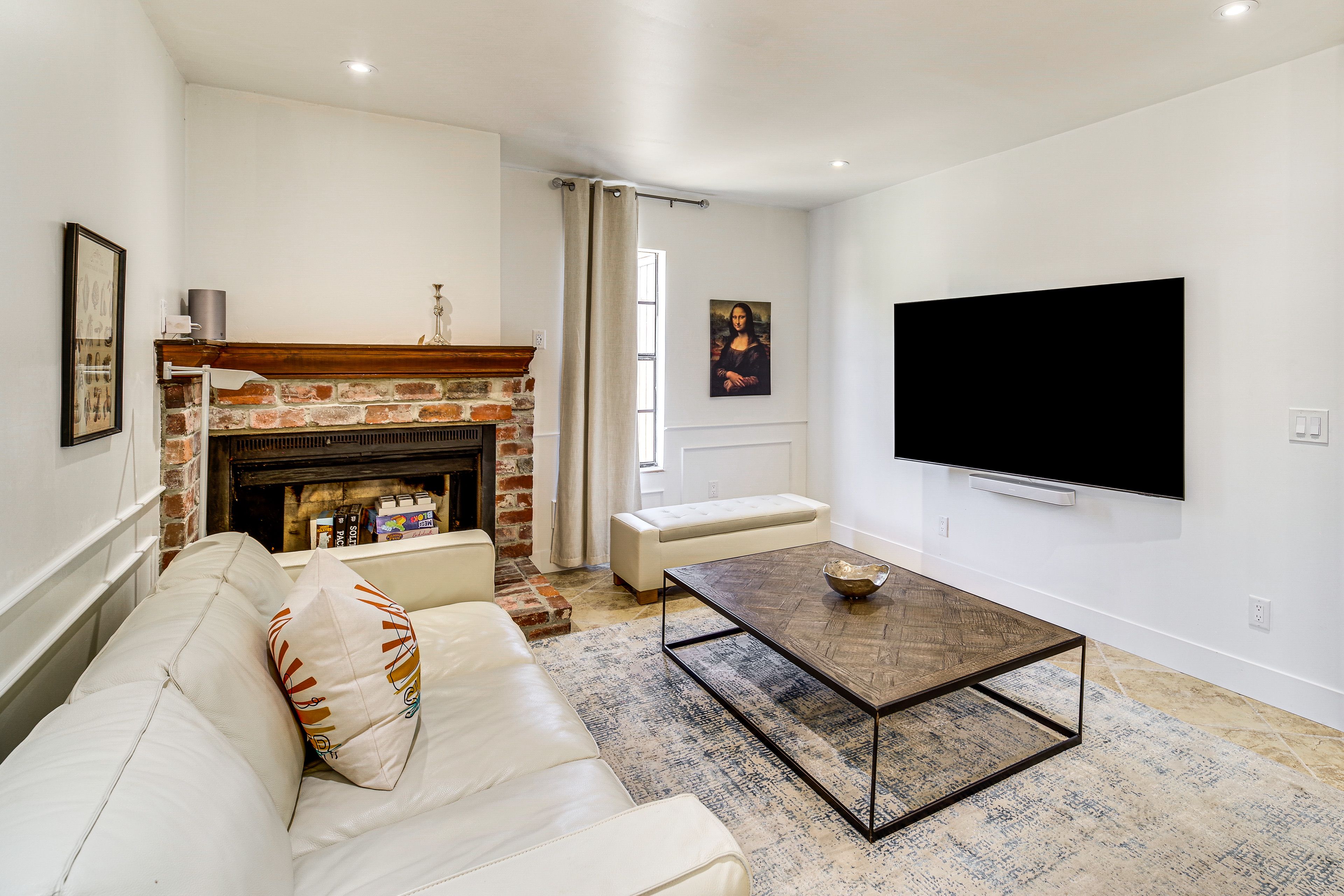 Living Room | Free WiFi | Central Heating & A/C | Smart TV