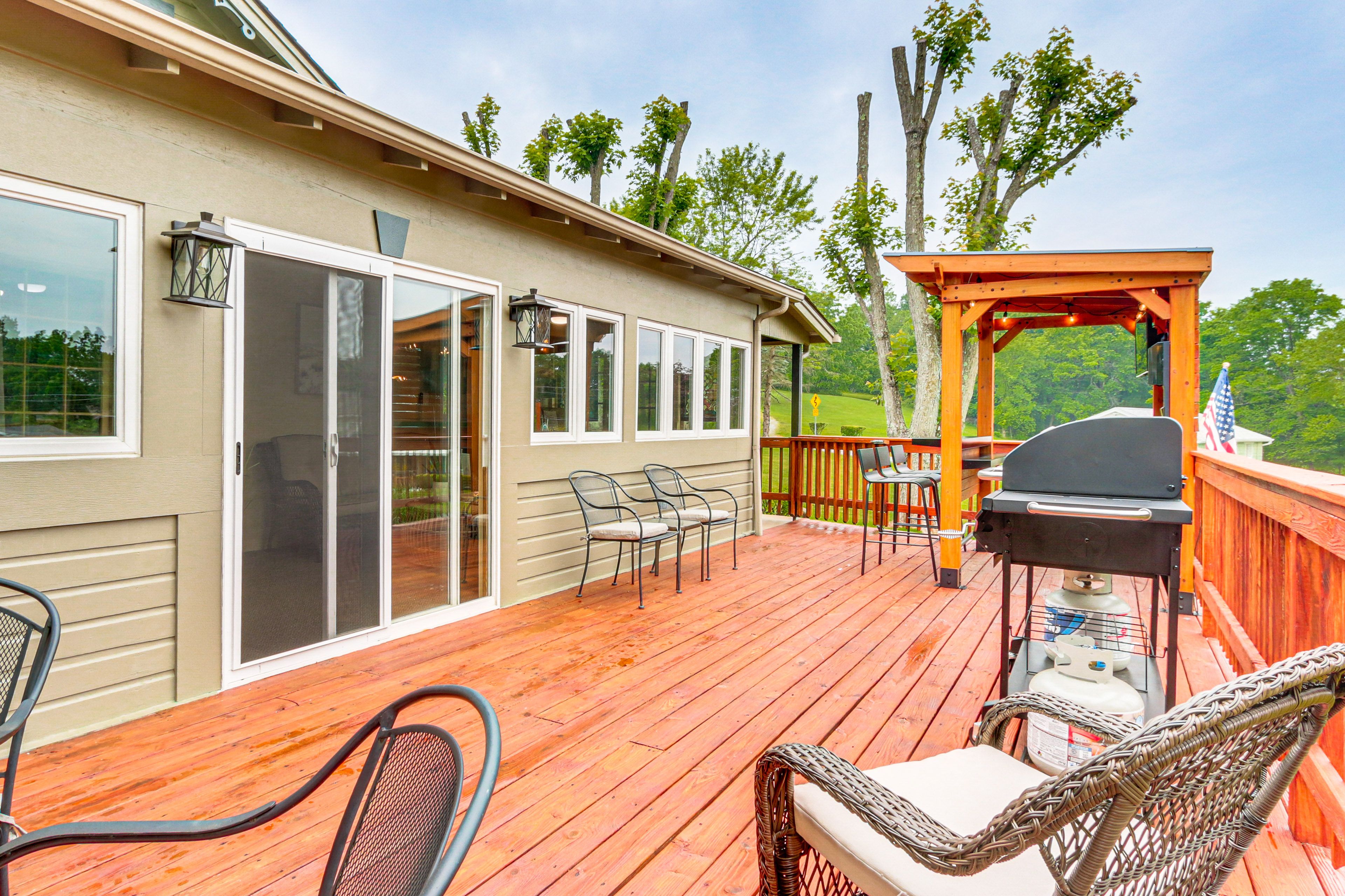Deck | Dining Area | Gas Grill | Outdoor Bar