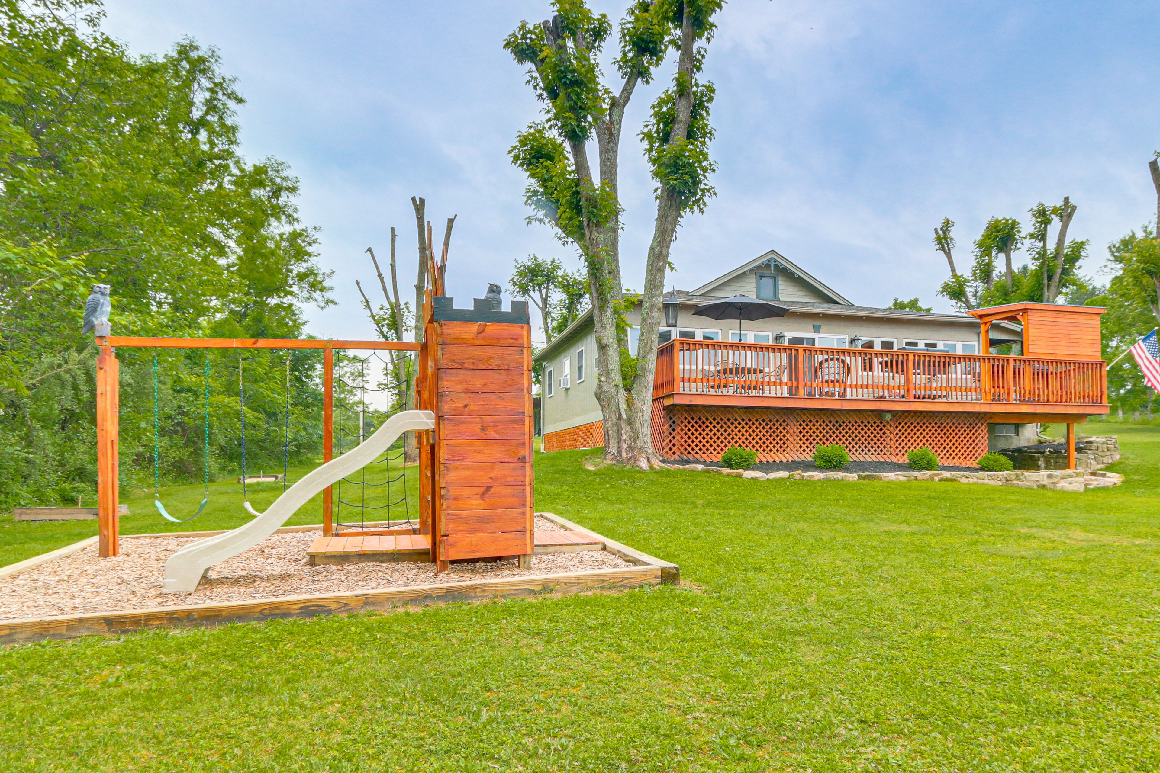 Private Yard | Children's Playset | Horseshoes