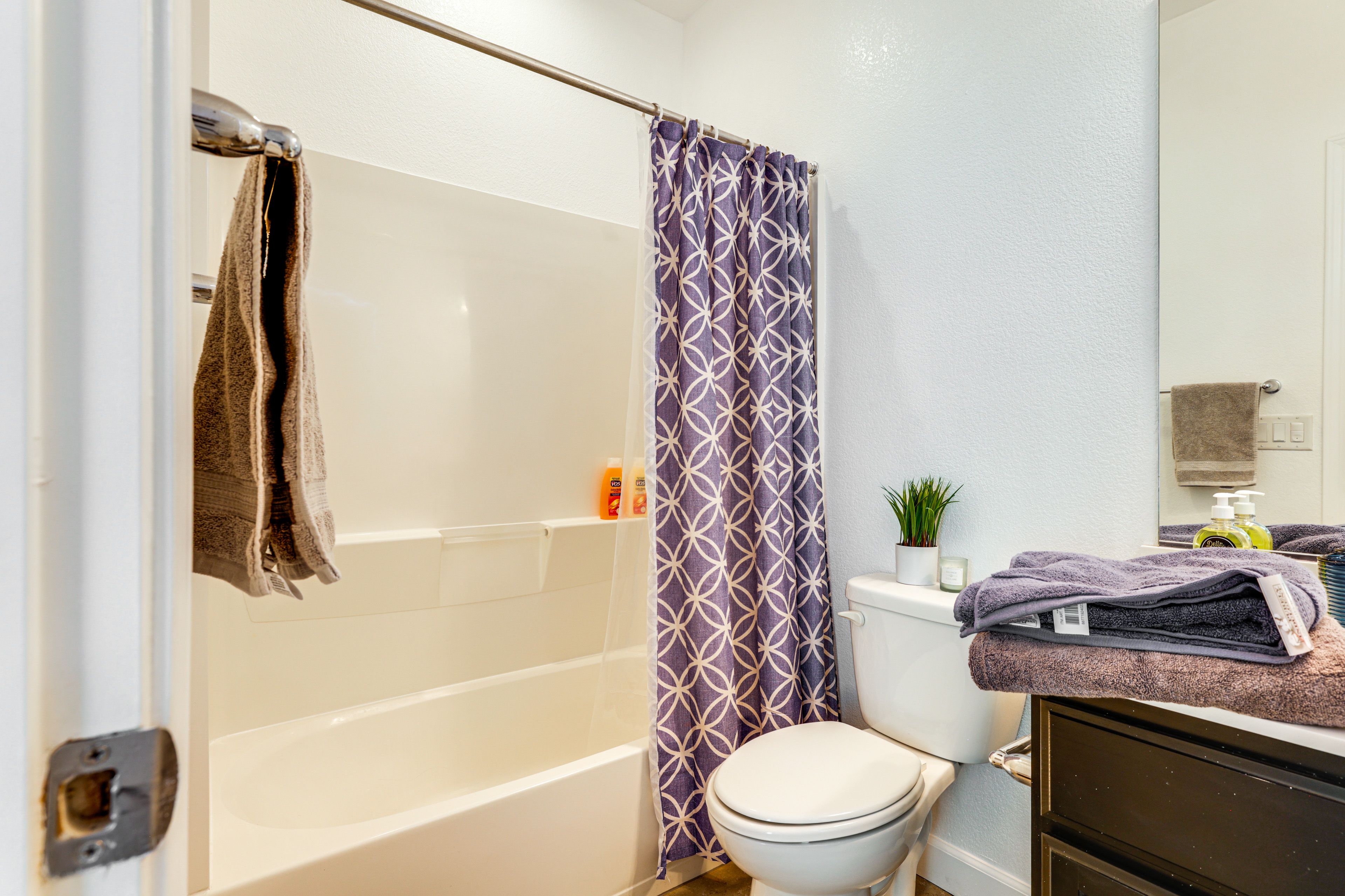 Full Bathroom | 2nd Floor