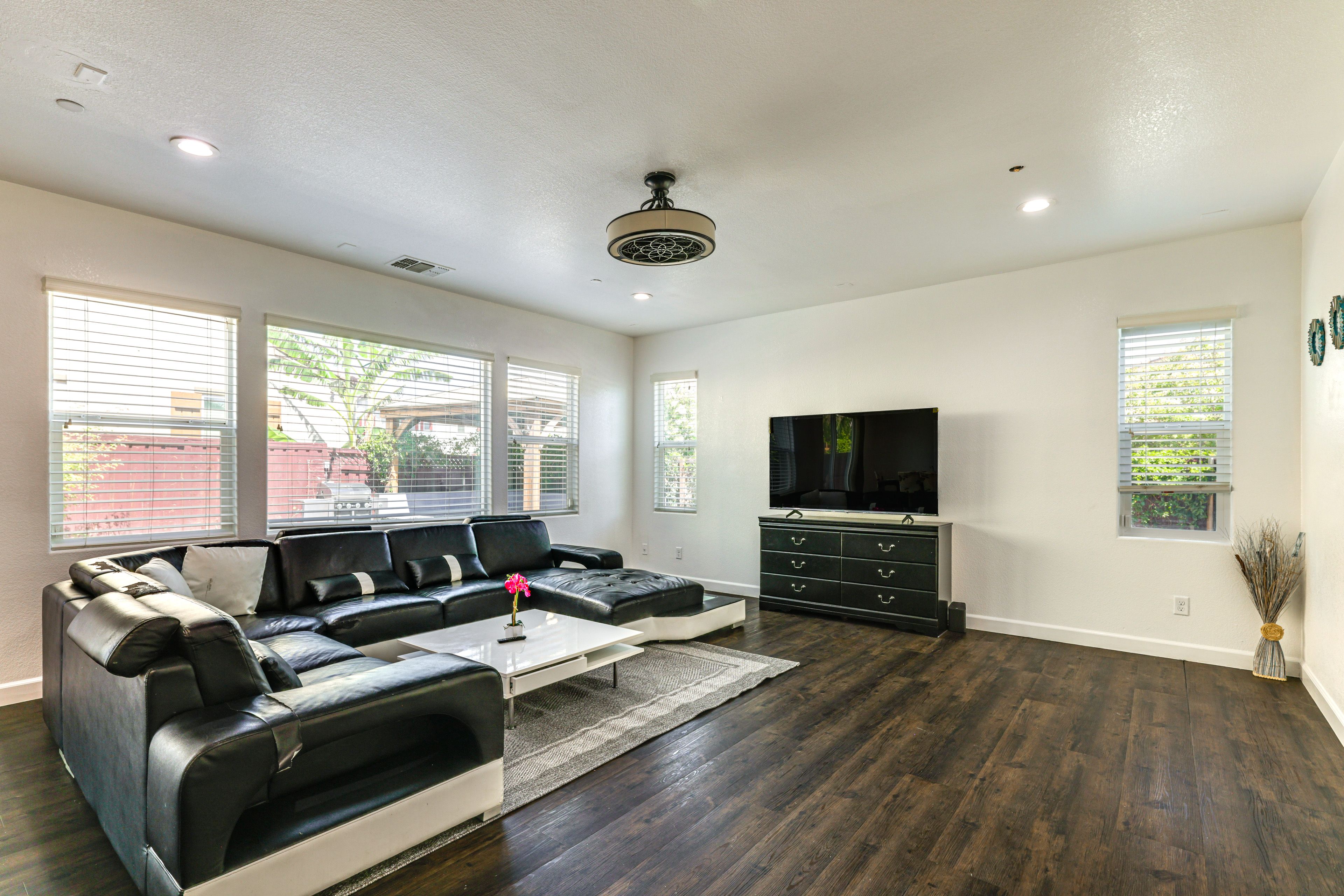 Living Room | Free WiFi | Smart TV | Central A/C | 1st Floor