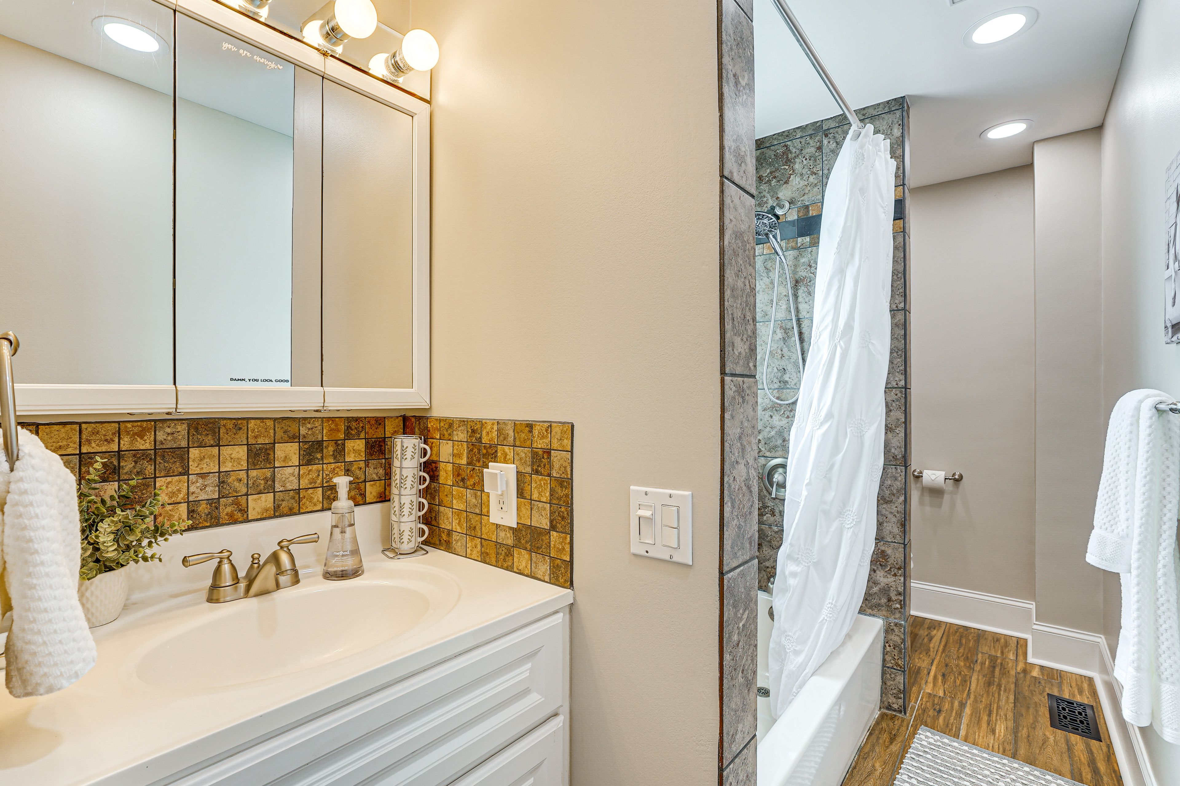 Full Bathroom | Towels Provided