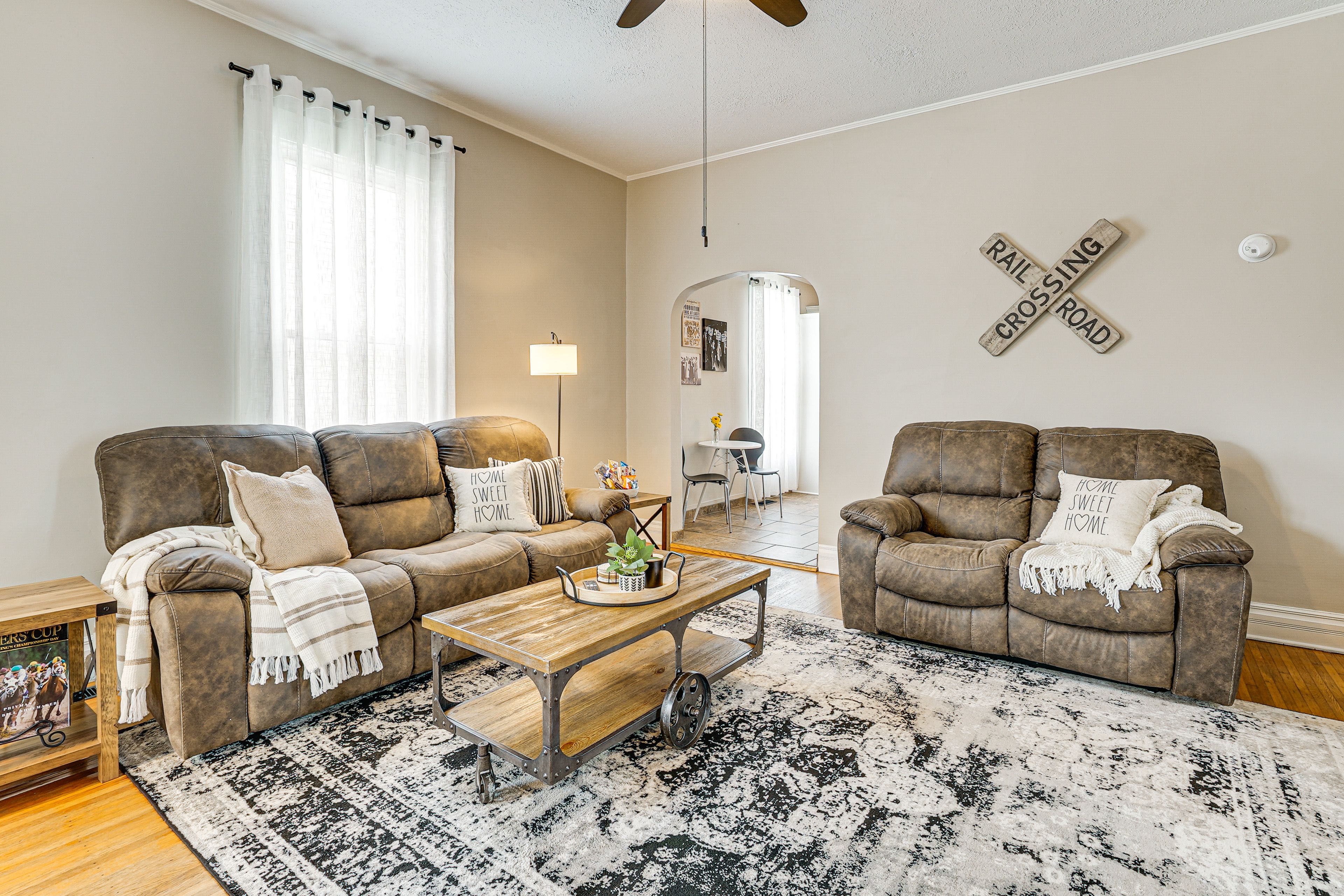 Living Room | Smart TV | Books | Free WiFi