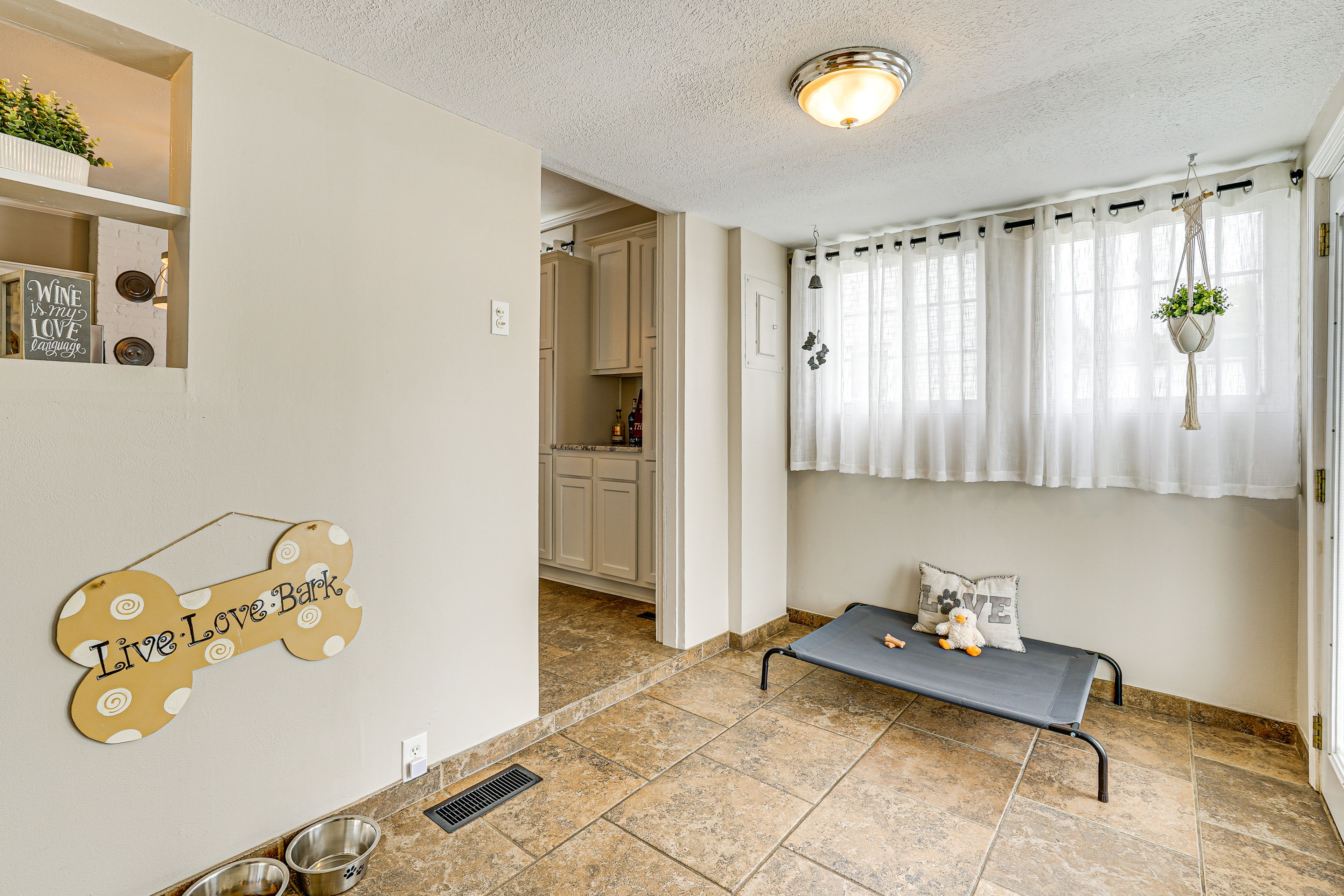 Foyer | Dog Door, Bed & Bowls