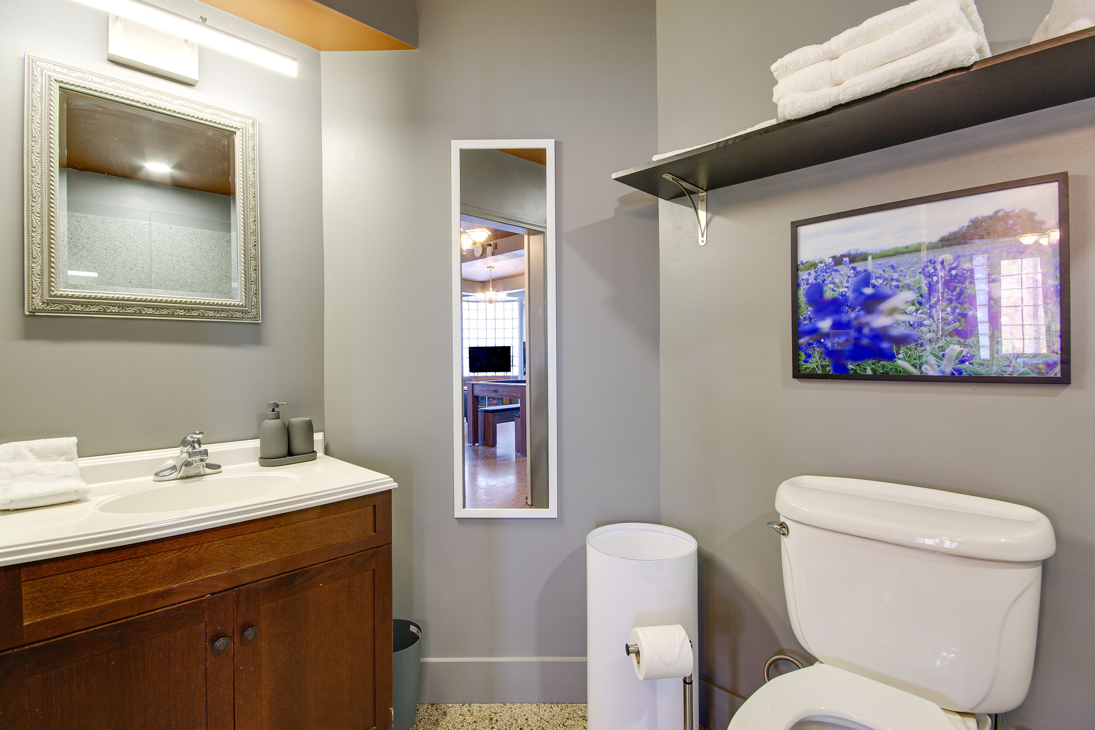 Full Bathroom | Towels Provided