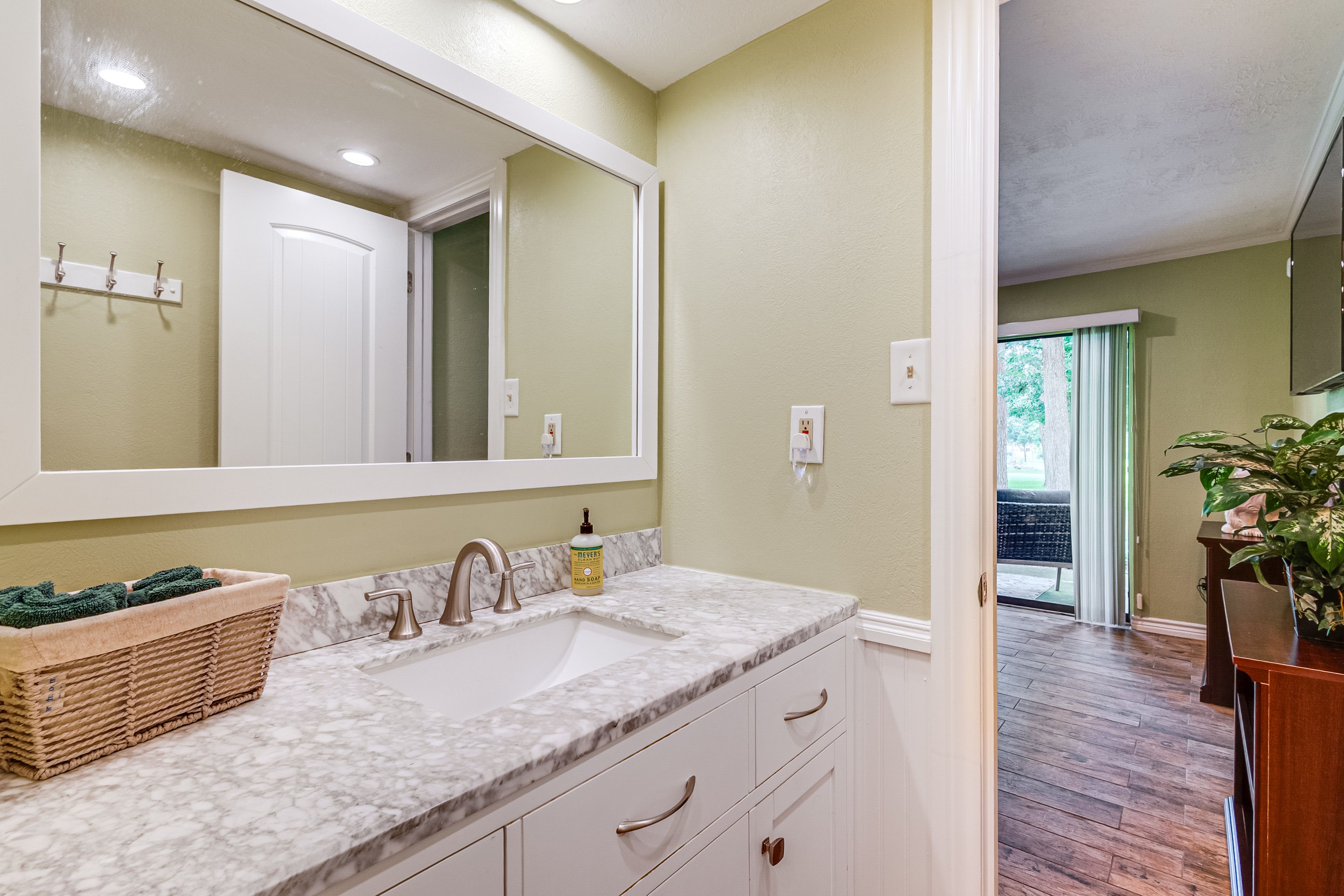 Full Bathroom | Towels Provided