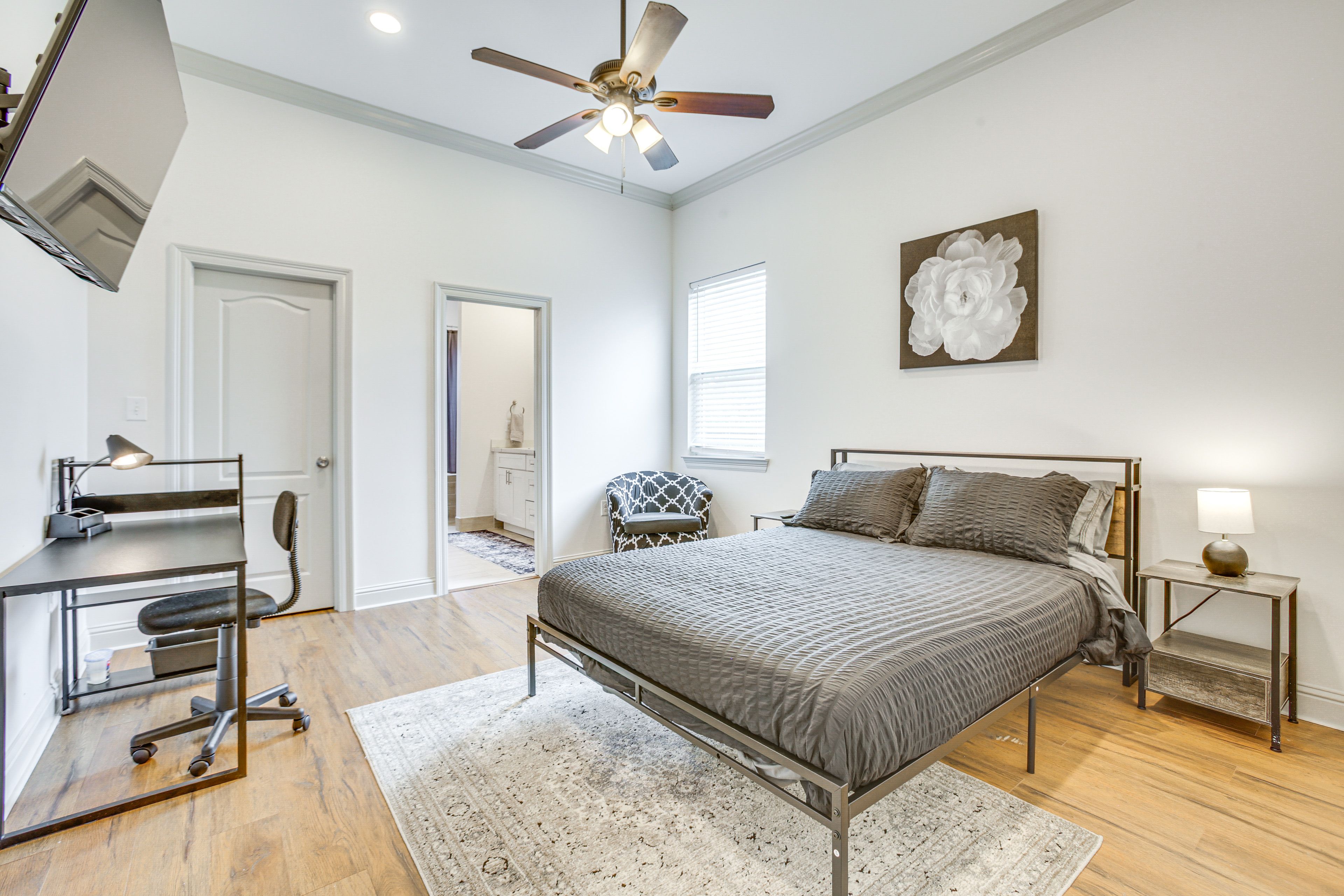 Bedroom 1 | Queen Bed