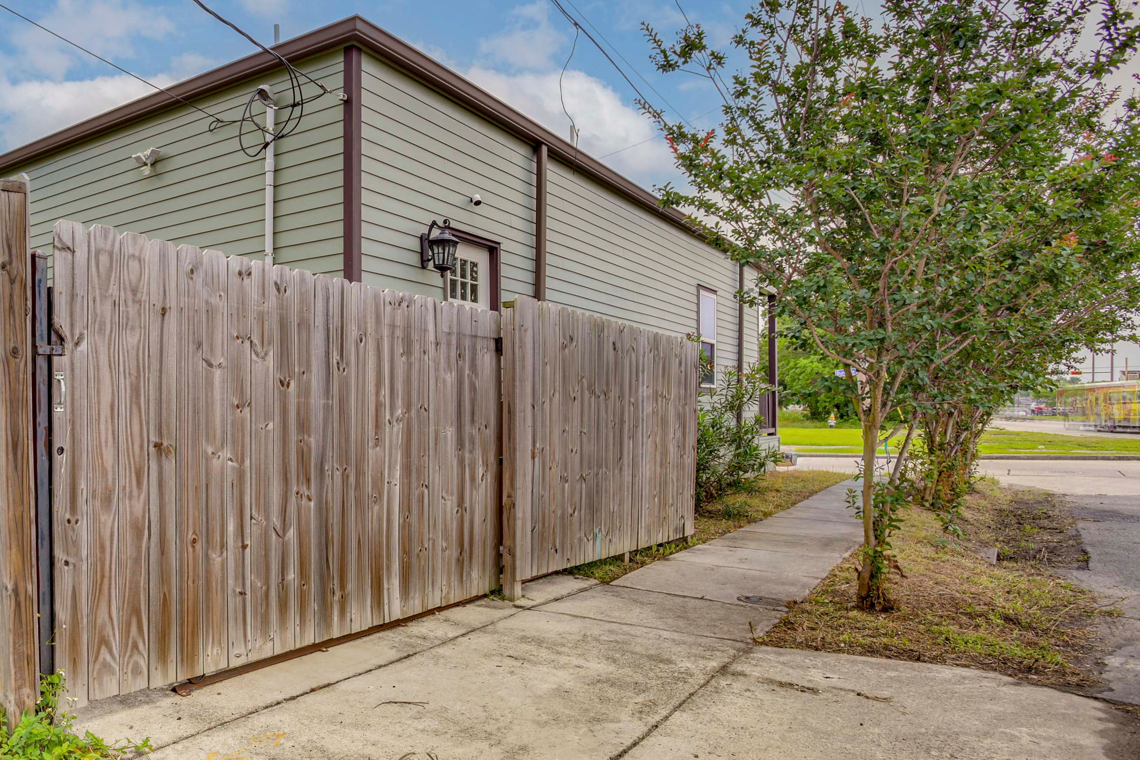 Parking | Gated Driveway (1 Vehicle) | Free Street Parking